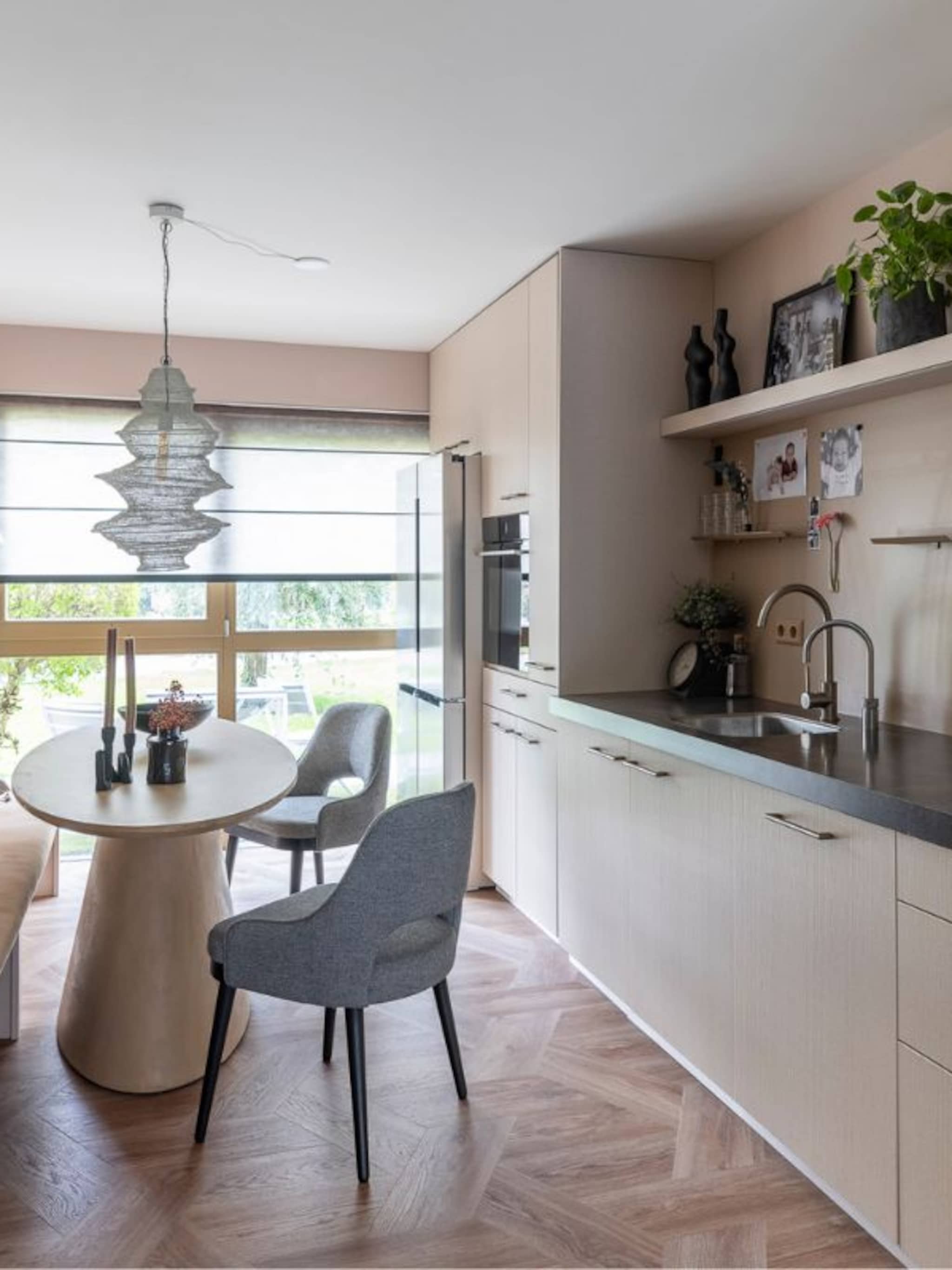 terugkijken stylist eva combineert romantisch en roze met hotel chic in houten