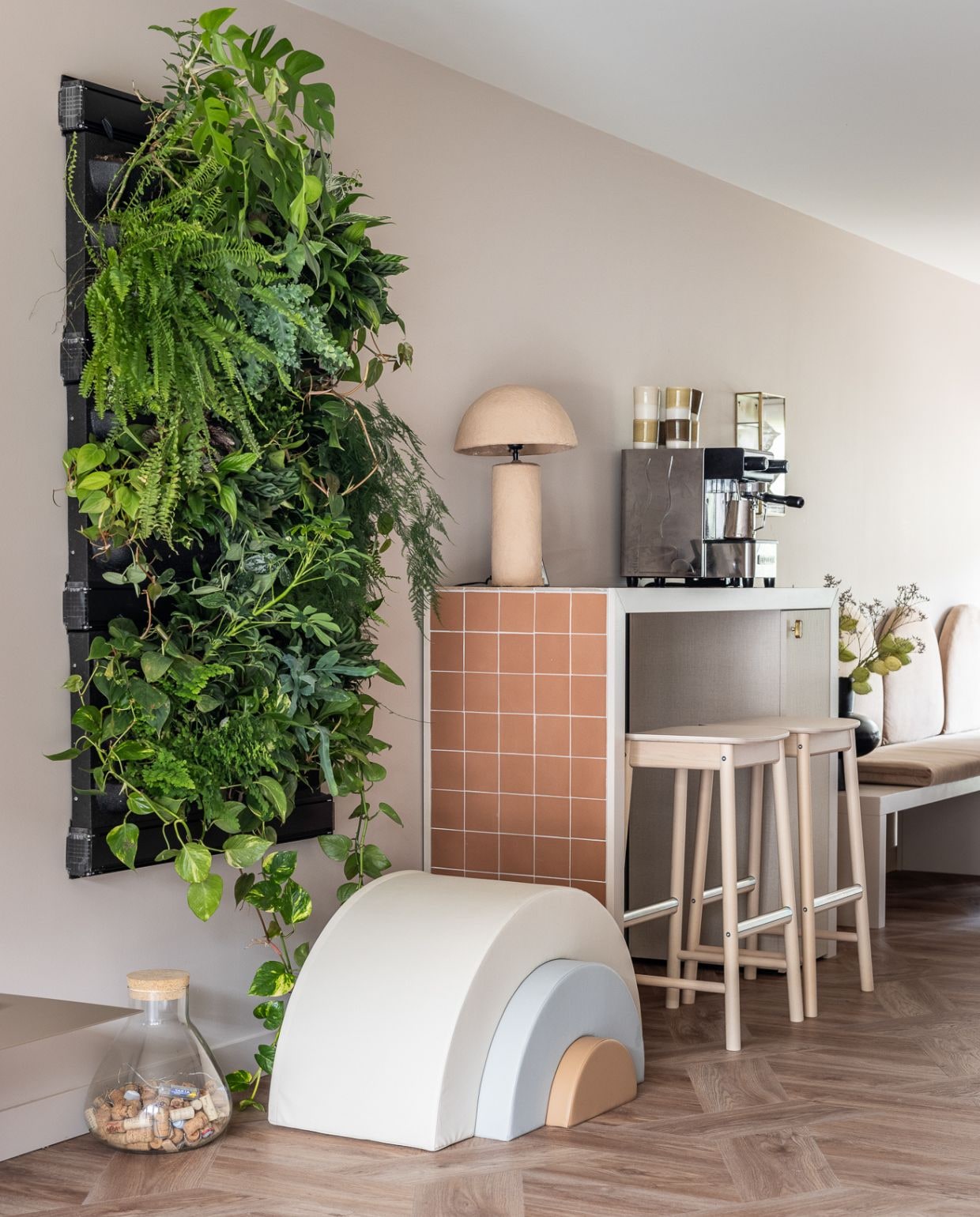 Weer verliefd op je huis aflevering 7 seizoen 19, Eva in Houten, plantenwand Weer verliefd op je huis aflevering 7 seizoen 19 | styling Eva van de Ven | fotografie Margriet Hoekstra