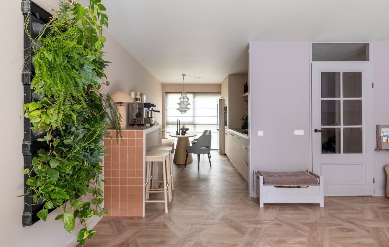 Weer verliefd op je huis aflevering 7 seizoen 19, Eva in Houten, plantenwand Weer verliefd op je huis aflevering 7 seizoen 19 | styling Eva van de Ven | fotografie Margriet Hoekstra
