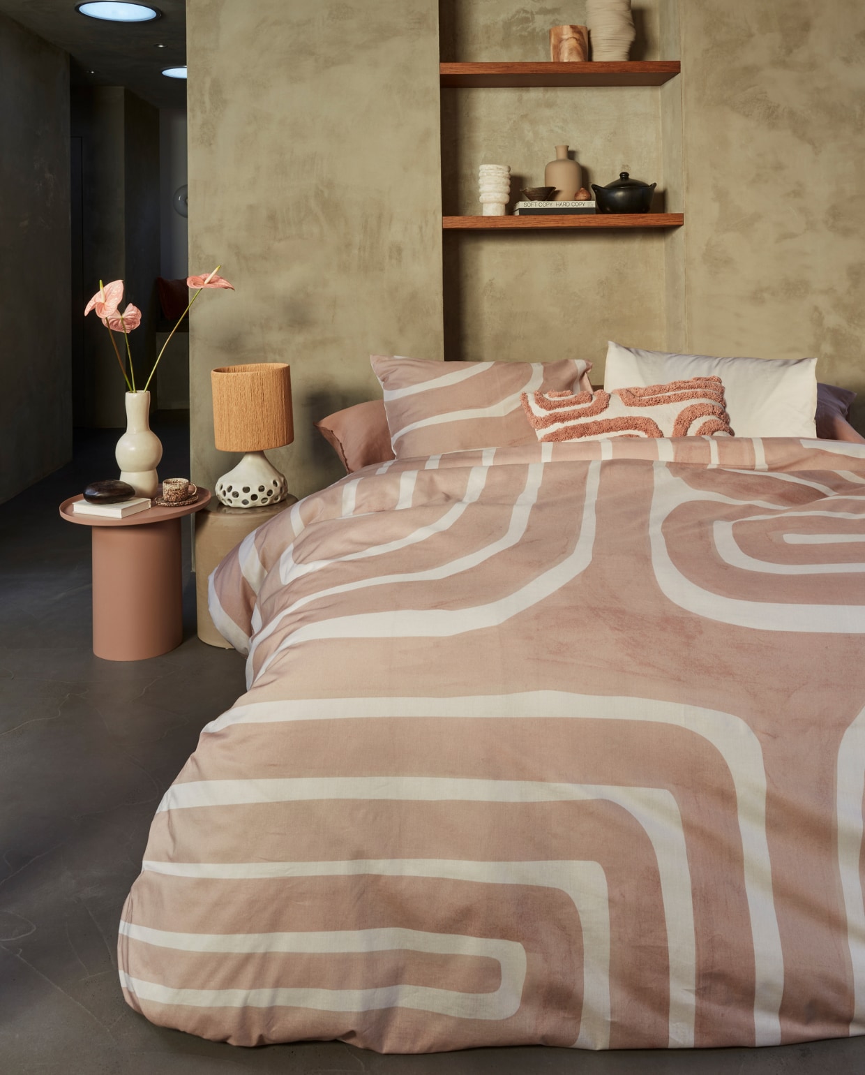 Katoenen dekbedovertrek Tribe in poeder, 140x200/220 cm € 59,95, 200x200/220 cm  € 109,95, 240x200/220 cm € 119,95. vtwonen 12-2023 | productie Tanja Saarberg  | styling Danielle Verheul | fotografie Richard Smit