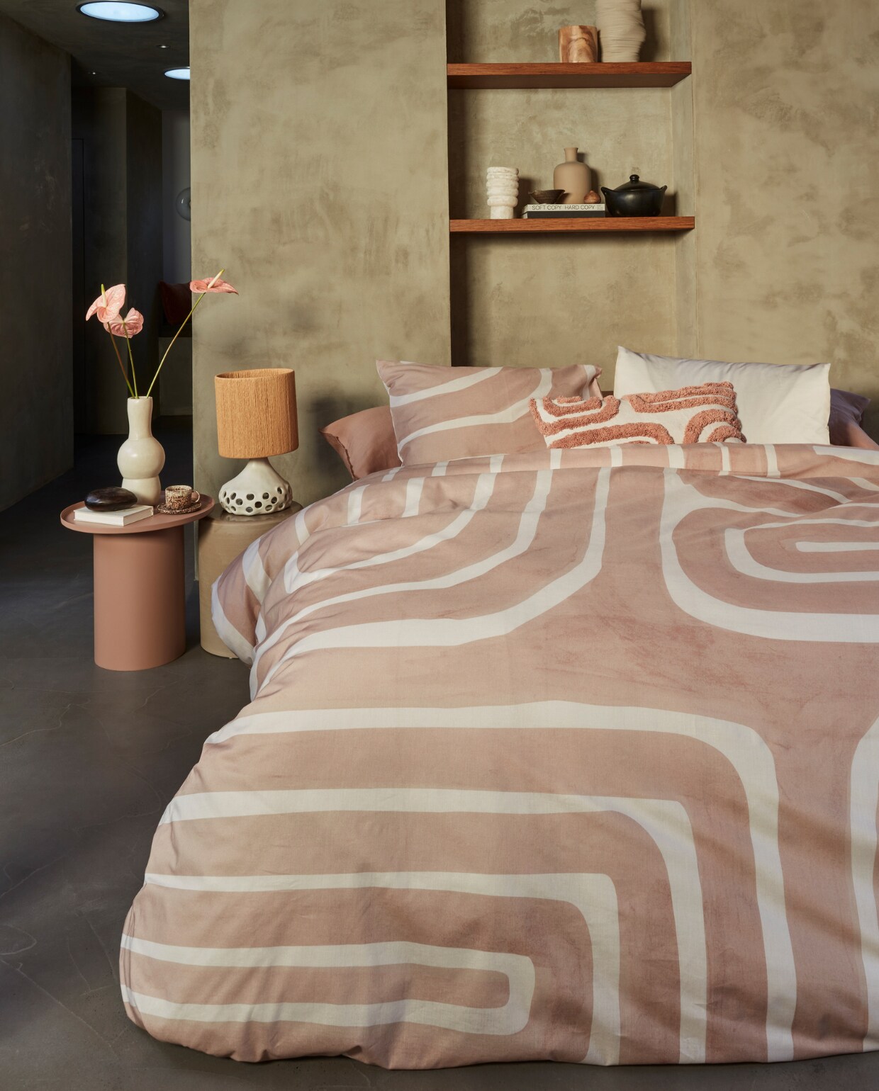 Katoenen dekbedovertrek Tribe in poeder, 140x200/220 cm € 59,95, 200x200/220 cm  € 109,95, 240x200/220 cm € 119,95. vtwonen 12-2023 | productie Tanja Saarberg  | styling Danielle Verheul | fotografie Richard Smit