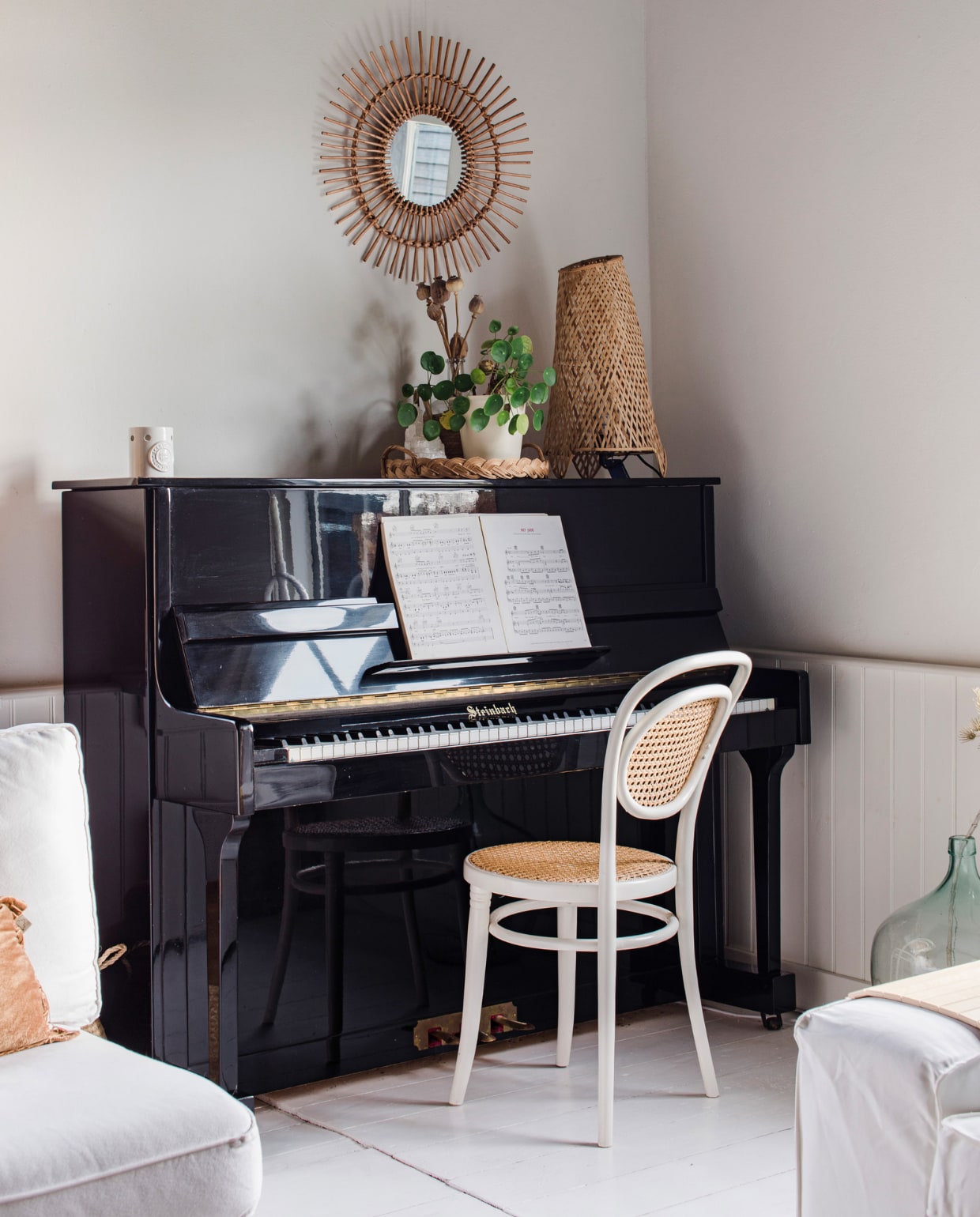 Piano Steinbach, stoel kringloop, fauteuil Marktplaats, spiegel Xenos, gistfles brocantemarkt, kunstbloem Leen Bakker. Lamp HKliving. vtwonen 12-2023 | styling Anouschka Witteveen | fotografie Corine Hoge Bavel