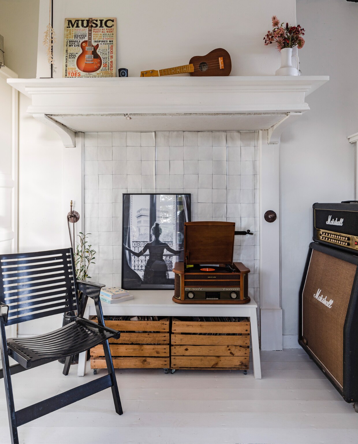 Stoel Rex van Niko Kralj, gitaarversterker Marshall en box Marktplaats. Platenspeler Denver. Poster en lijst Poster Store. Op schouw: vaas kringloop, waxinelichthouder Loods 5, ukelele cadeau gekregen. Overig onbekend. vtwonen 12-2023 | styling Anouschka Witteveen | fotografie Corine Hoge Bavel