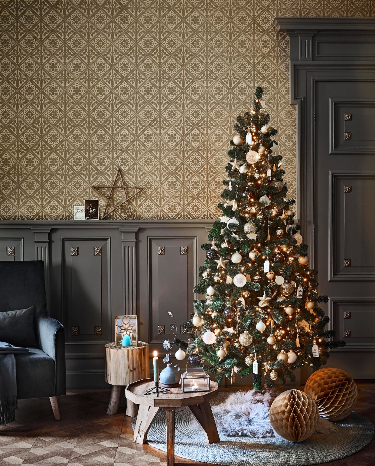 Kerstboom met goudkleurige decoratie, hoogte 215 cm, ornament Ster van IB Laursen 50x50 cm (lxb), fauteuil Chaz Beluga van House Doctor, 68x99 cm (bxh), waxinelichthouder van IB Laursen, 19x14,8 cm (lxb), salontafel van Modern Earth, 38x70 cm (hxØ), kandelaar Ster van Nordal, 6x16 cm (hxØ), vaas met handvat van Madam Stoltz, 13x11,5 cm (hxØ), waxinelichthouder van IB Laursen, 12x15,5 cm (hxb), schapenvacht van Lene Bjerre, 100x50 cm (lxb), honeycomb van Delight Department, set van 2, jute vloerkleed van LaForma, Ø 150 cm. Overig privébezit. vtwonen 11-2017 | fotografie Jeroen van der Spek | styling Cleo Scheulderman