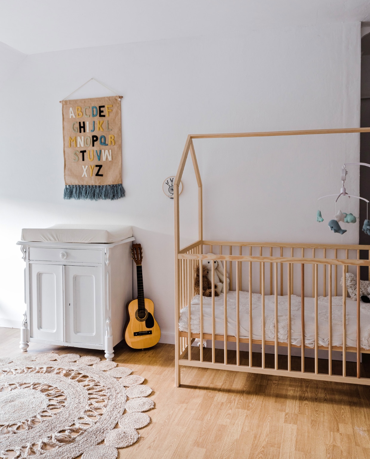 andkleed ABC van Kidsdepot, commode Marktplaats, geschilderd in Ral 9016. Aankleedkussen Hema, hoes Kruidvat, gitaar gekregen, vloerkleed Maisons du Monde, ledikant Van Asten, muziekmobile Baby’s Only, plaid Wehkamp, knuffelkonijn Xenos. Muurverf Ral 9016 Renaulac. vtwonen 12-2023 | styling Anouschka Witteveen | fotografie Corine Hoge Bavel