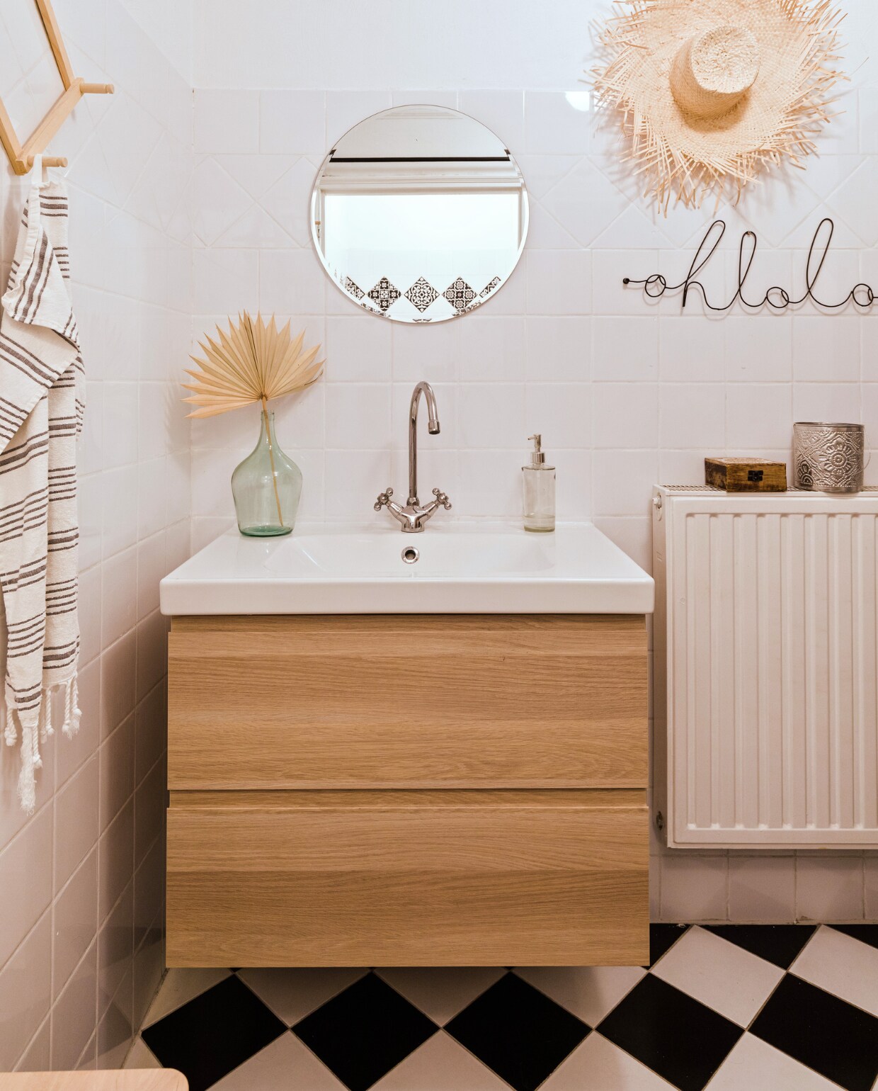 Spiegel Bga. Badmeubel en kraan Ikea. Hoed uit Frankrijk, wandtekst Ohlala Karwei, windlicht Huushinne, kistje Action, wandrek Søstrene Grene, handdoek H&amp;M Home. Vaas en zeeppomp Kwantum. Wand- en vloertegels onbekend. vtwonen 12-2023 | styling Anouschka Witteveen | fotografie Corine Hoge Bavel