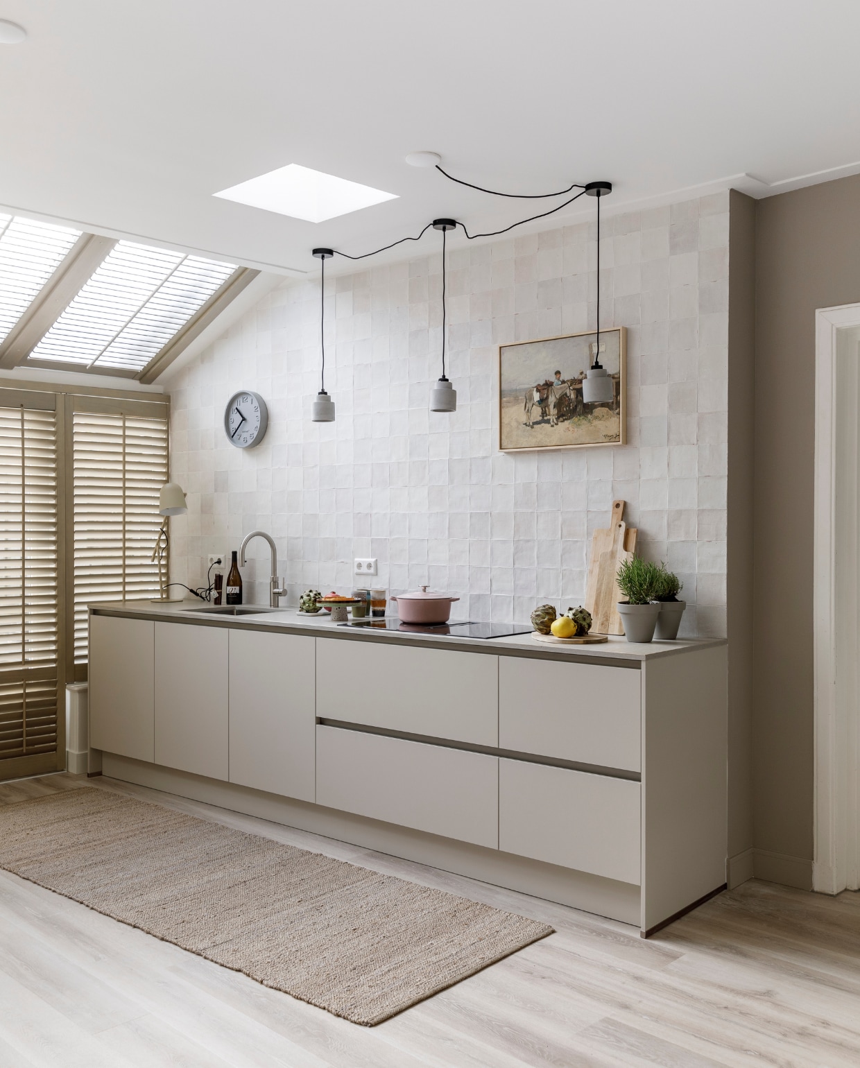 Flexa Easycare Muren muurverf Zandsteenbruin en Flexa Creations lak op lambrisering Zandsteenbruin flexa.nl. Behang uit collectie Embrace 324025 eijffinger.com. Wandtegels vtwonen by Douglas & Jones: Craft Egg White glossy decor, 12,5x12,5 cm, douglasjones.nl. Pvc-vloer met elektrische vloerverwarming woninginrichting-aanhuis.nl. Op maat gemaakte houten shutters in kleur Old White, jasnoshutters.nl. Keuken van vtwonen in kleur Basic Greige mandemakers.nl. Inductiekookplaat PVQ895F25E, compacte oven met magnetron CMG8764C7, stoomoven HSG836NC1 bosch-home.nl. Kunstwerk Ezel op het strand van Scheveningen, Anton Mauve uit de Oude meesters-collectie werkaandemuur.nl. Eettafel, eetkamerstoelen, hanglampen boven tafel en vloerkleed eijerkamp.nl. Eetbank op maat gemaakt en gelakt met blanke lak md-sign.nl. Leren rugkussens in kleur Earth Stone nahka.nl. Hanglampen bij keuken en tafellamp van Zuiver, taartschaal, mokken en marmeren serveerplank van HKliving, roze braadpan Bourgogne van Bk, kandelaar van Bloomingville, bruine glazen vaas van Bloomingville, bruine vaas van HKliving (vtwonen.nl). Klok (zuiver.com). Overig privébezit. Weer verliefd op je huis seizoen 17 aflevering 11 | styling Fietje Bruijn | fotografie Margriet Hoekstra