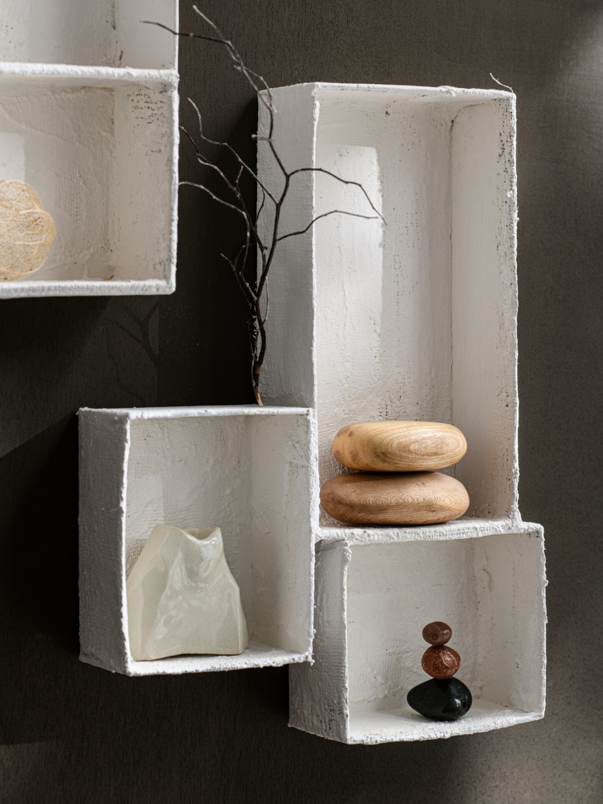 diy een wandkast van gips voor je mooiste schatten