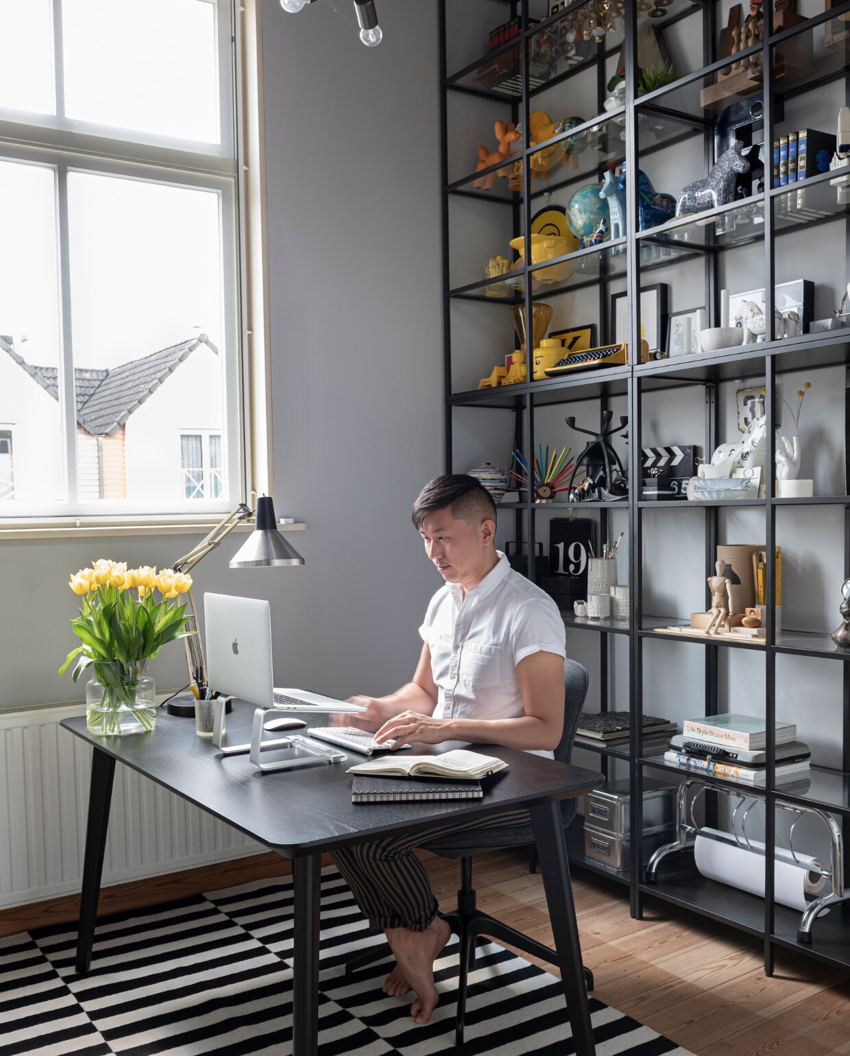 Bureau, kleed en stellingkast Ikea. Vintage bureaulamp Hala, hanglamp West Elm. Overige onder andere reissouvenirs, familiestukken, cadeaus, vintage voorwerpen en familiefoto’s. vtwonen binnenkijkspecial 12-2020 | styling Sharon Roest | fotografie Caroline Martinot