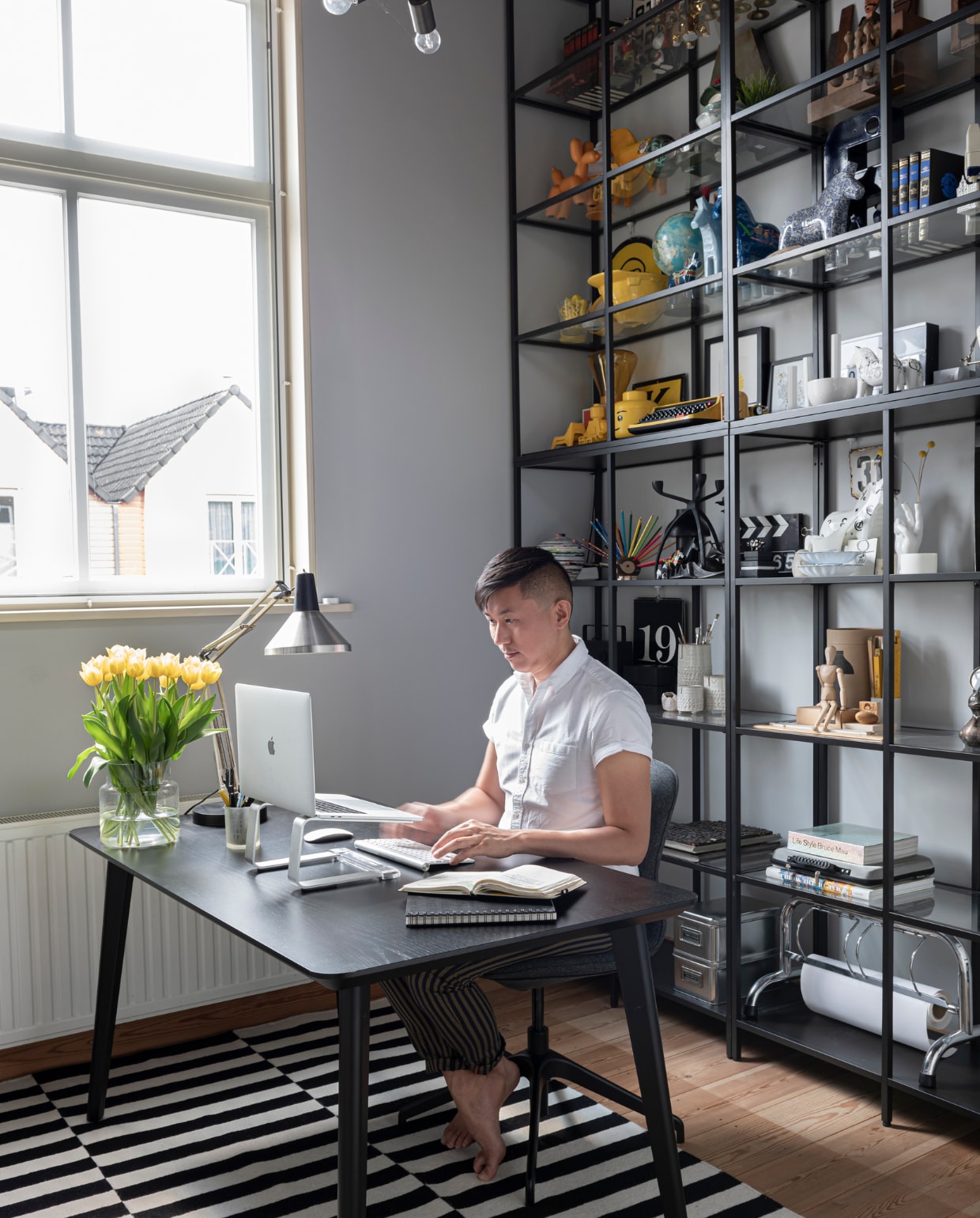 Bureau, kleed en stellingkast Ikea. Vintage bureaulamp Hala, hanglamp West Elm. Overige onder andere reissouvenirs, familiestukken, cadeaus, vintage voorwerpen en familiefoto’s. vtwonen binnenkijkspecial 12-2020 | styling Sharon Roest | fotografie Caroline Martinot