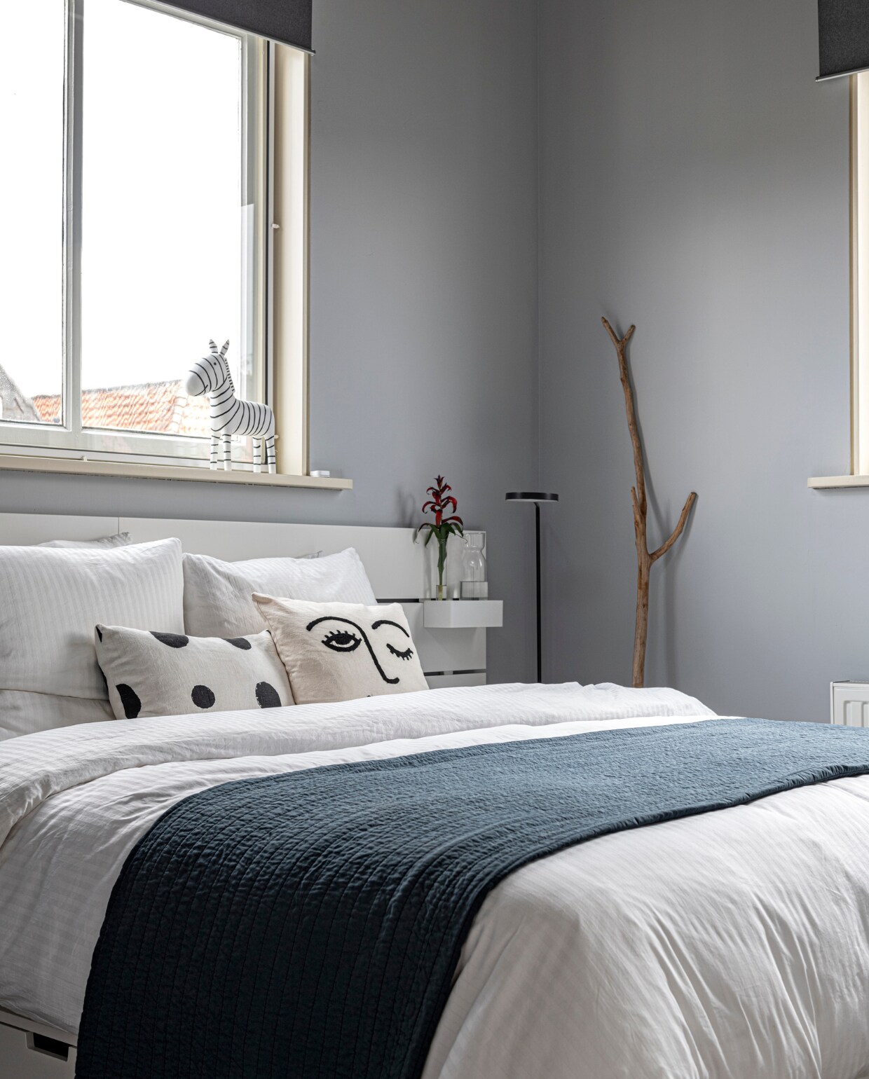Zebra gekocht in Manchester. Bed en wit beddengoed Ikea, sprei Dkny. Lamp West Elm. Kussen Winky van Urban Outfitters, gestippelde stof van sloop Kazuyo Nomura. Muurverf White Dove van Flexa. vtwonen binnenkijkspecial 12-2020 | styling Sharon Roest | fotografie Caroline Martinot