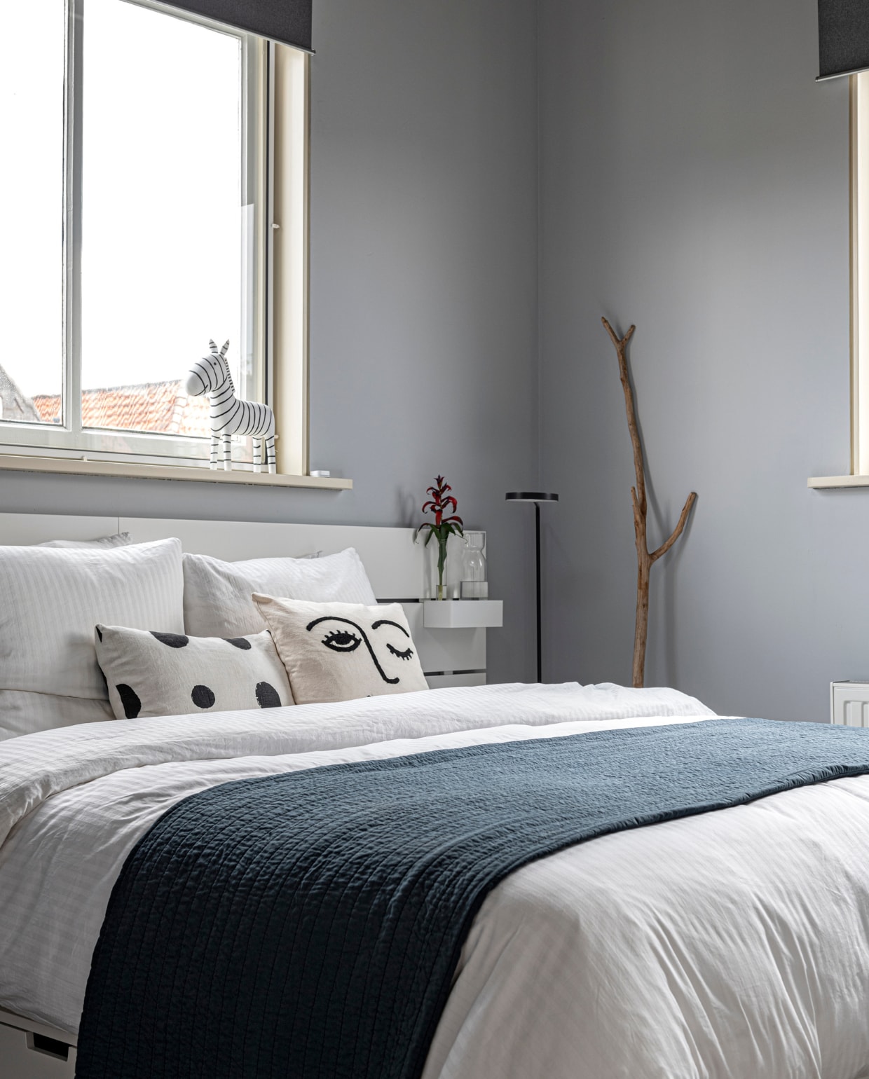 Zebra gekocht in Manchester. Bed en wit beddengoed Ikea, sprei Dkny. Lamp West Elm. Kussen Winky van Urban Outfitters, gestippelde stof van sloop Kazuyo Nomura. Muurverf White Dove van Flexa. vtwonen binnenkijkspecial 12-2020 | styling Sharon Roest | fotografie Caroline Martinot