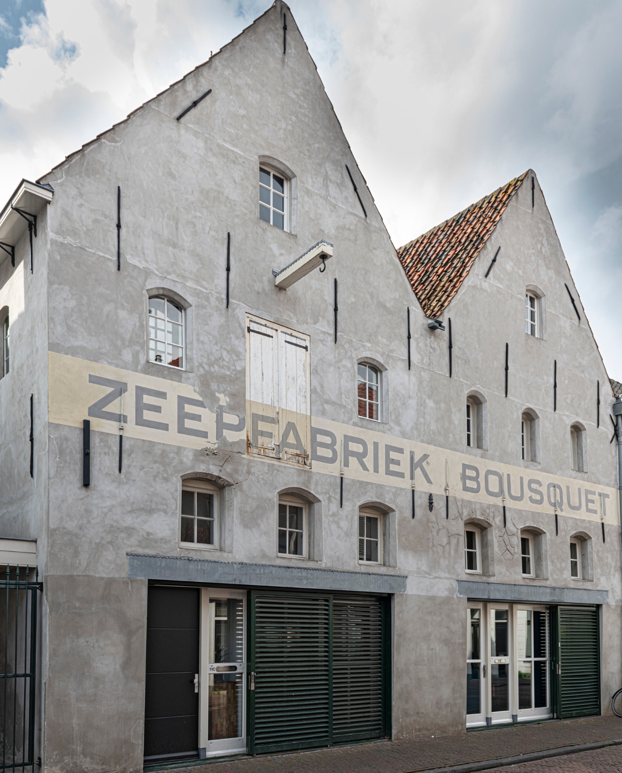 Een aantal façades van Zeepfabriek Bousquet, herontwikkeld tot appartementen.