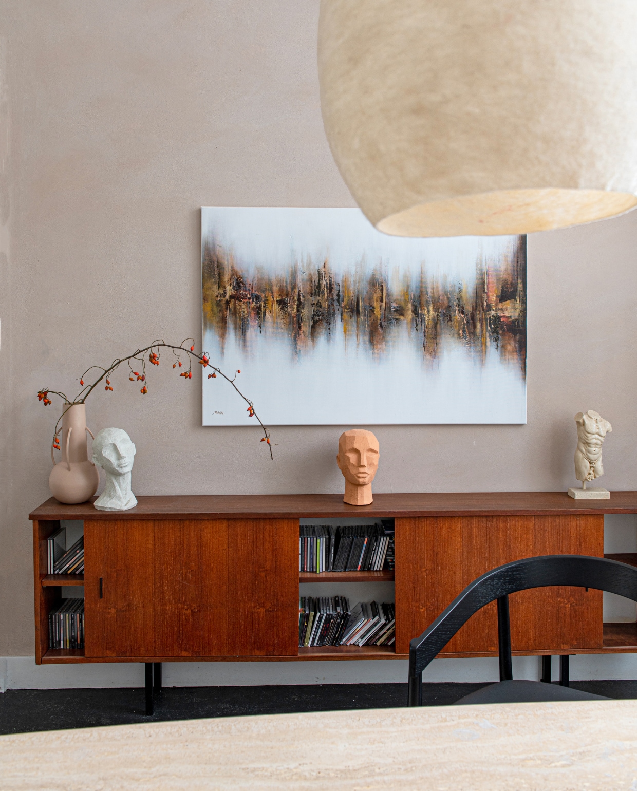 Dressoir en eettafel vintage. Stoel Fést, muurverf Kalkliter. Overig onbekend. vtwonen 12-2023 | productie De Binnenkijkers | styling Jeske Weel | fotografie Caroline Coehorst