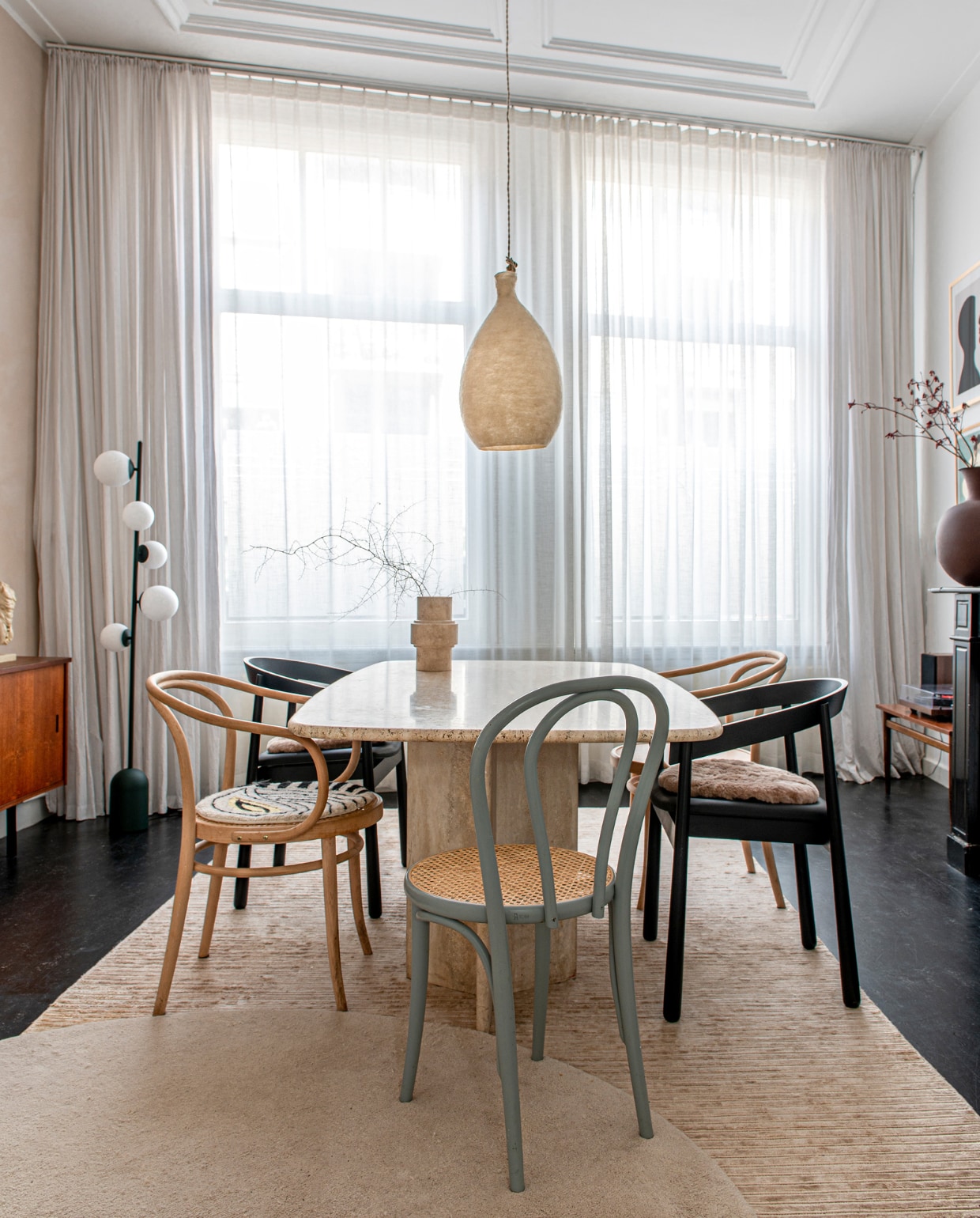 Eettafel Marktplaats. Zwarte stoelen en vloerlamp Kaktee van Fést. Andere stoelen en dressoir vintage. Gordijnen hingen er al, muurverf Kalkliter, soortgelijke hanglamp Vilt aan Zee, vloerkleden Ferm Living. Overig onbekend. vtwonen 12-2023 | productie De Binnenkijkers | styling Jeske Weel | fotografie Caroline Coehorst