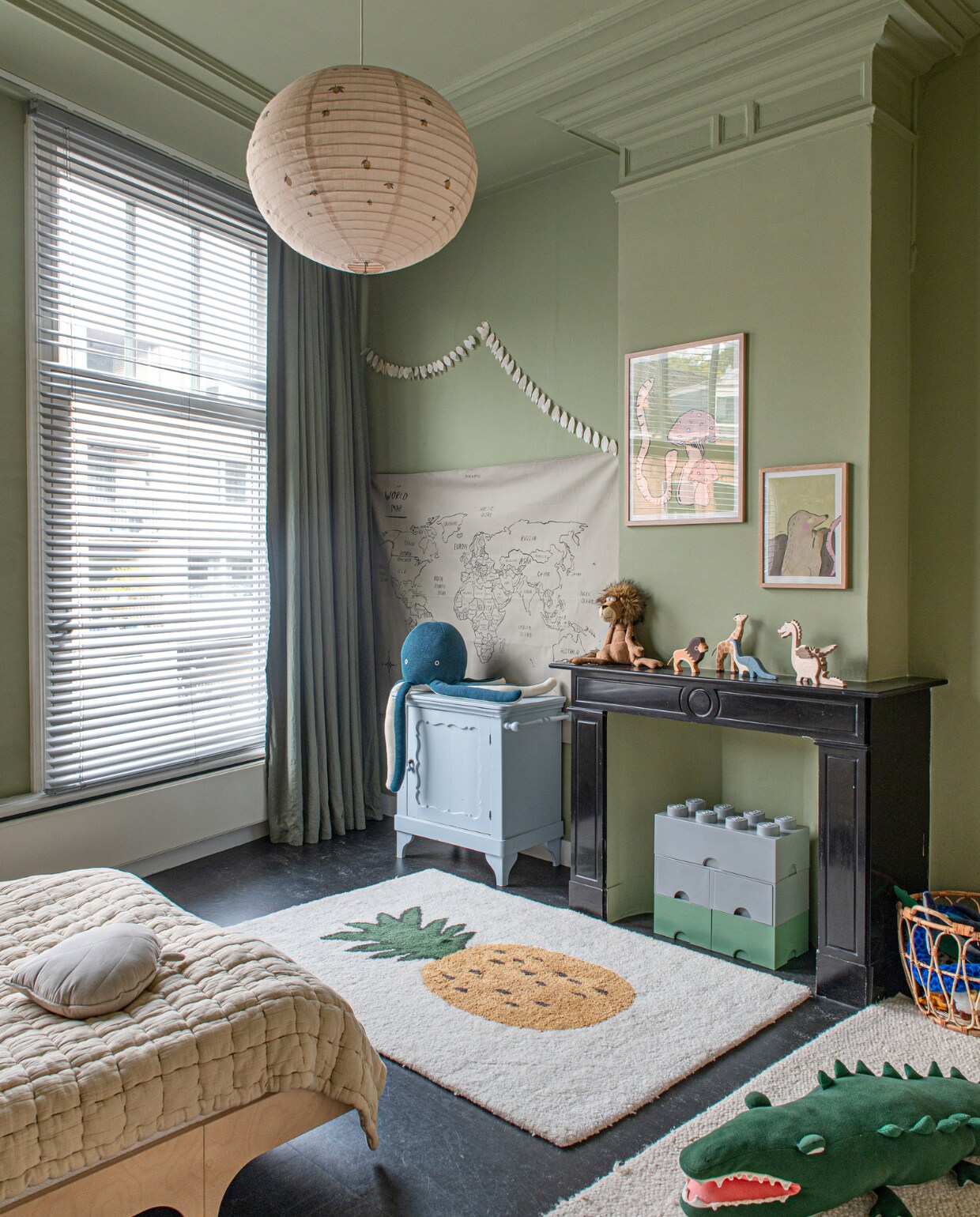 Bed Rafa Kids, vloerkleed Ferm Living, kast vintage, hanglamp Ferm Living, gewatteerde sprei HKliving, opbergboxen Lego, muurverf Kalkliter. Overig onbekend. vtwonen 12-2023 | productie De Binnenkijkers | styling  Jeske Weel | fotografie Caroline Coehorst