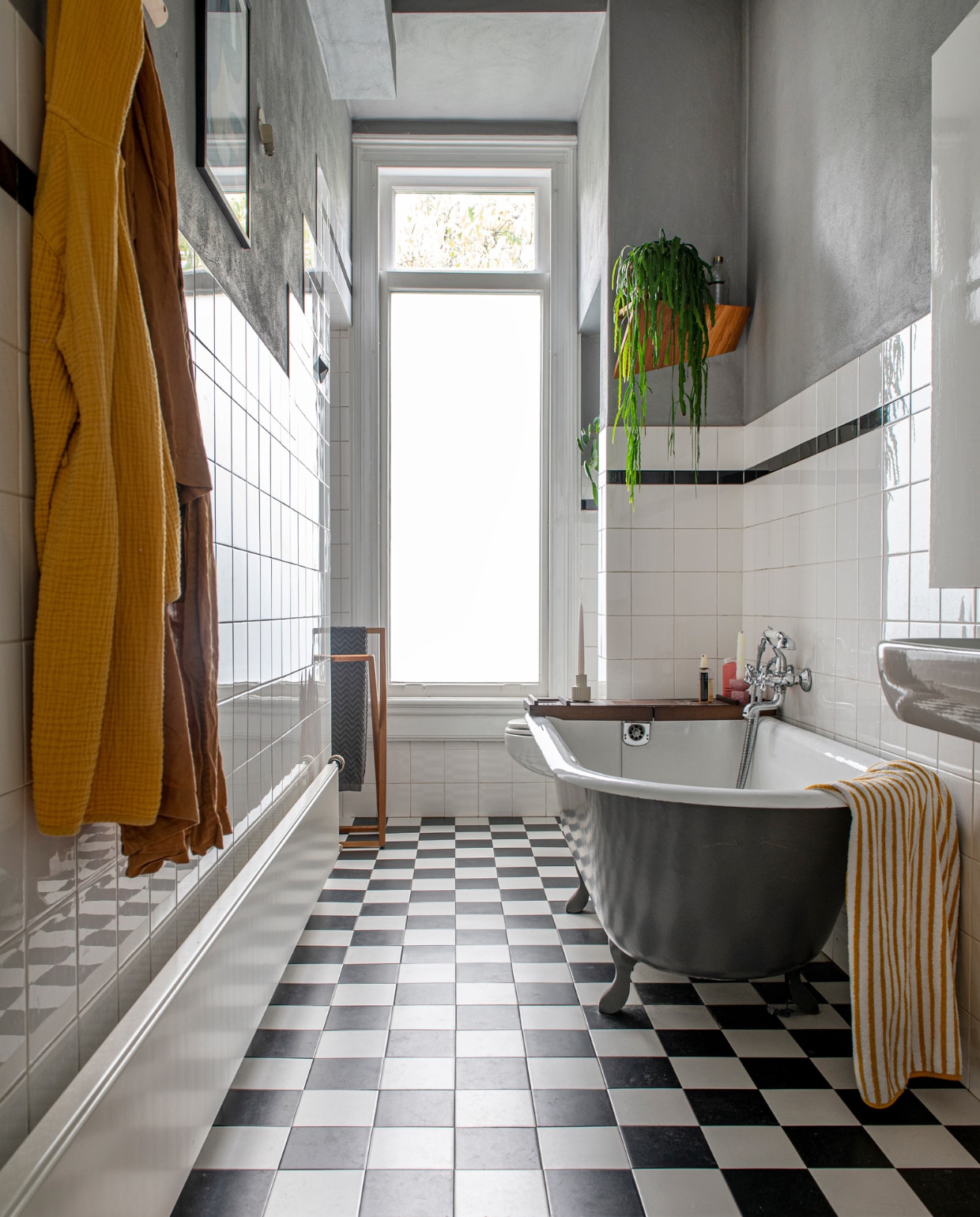 Soortgelijk bad Hudson Reed, soortgelijke gestreepte handdoek La Redoute. Overig onbekend. vtwonen 12-2023 | productie De Binnenkijkers | styling  Jeske Weel | fotografie Caroline Coehorst