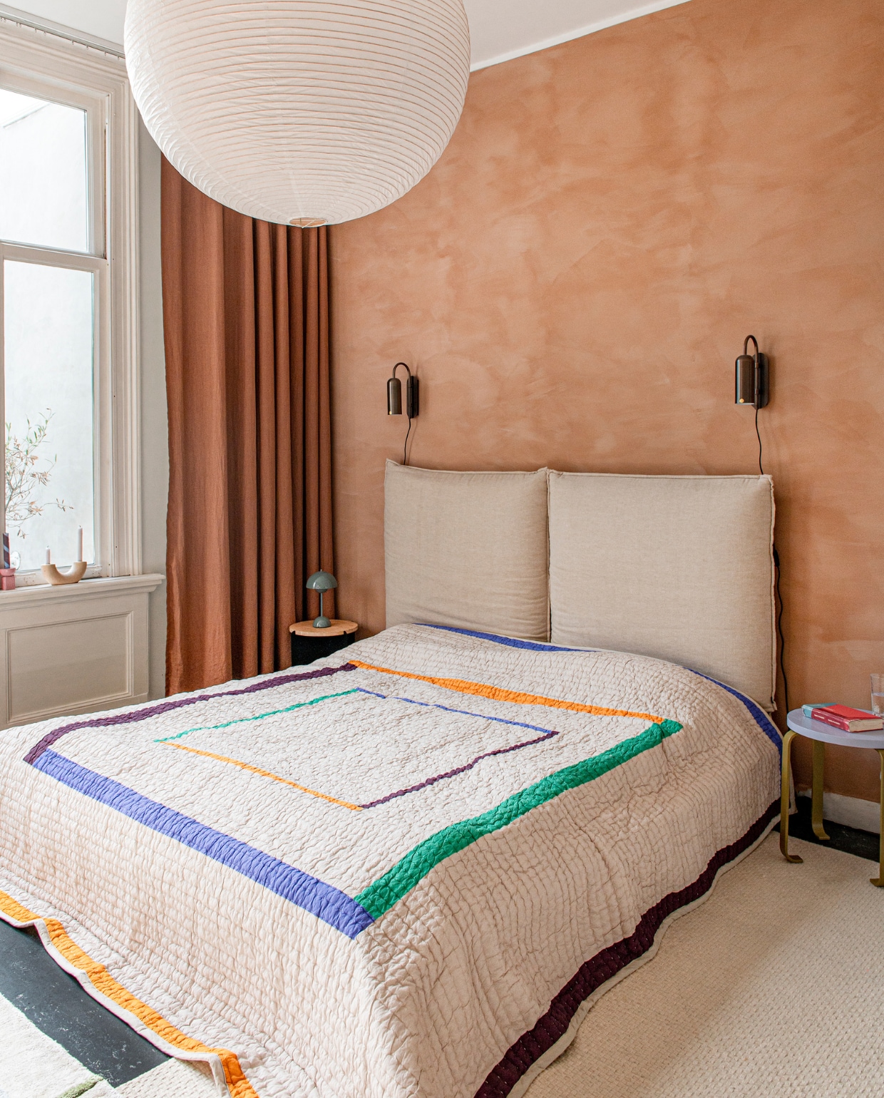 Sprei Hübsch. Hanglamp Ikea, muurverf Kalkliter, gordijnen hingen er al. Overig onbekend. vtwonen 12-2023 | productie De Binnenkijkers | styling Jeske Weel | fotografie Caroline Coehorst