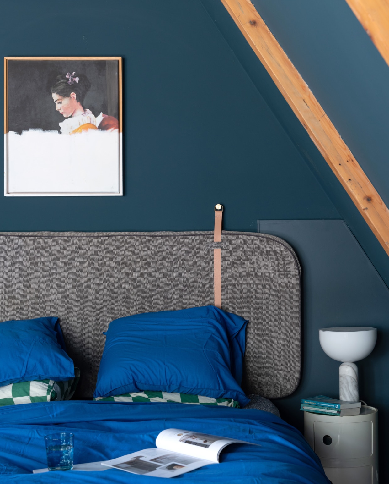 Muurverf Nachtblauw van Flexa, bed Made, beddengoed Midnatt, ingelijste kunst My Deer Art Shop, ladekast Componibili van Kartell, lamp New Works. Overig onbekend. vtwonen 12-2023 | styling Sharon Roest | fotografie Caroline Martinot