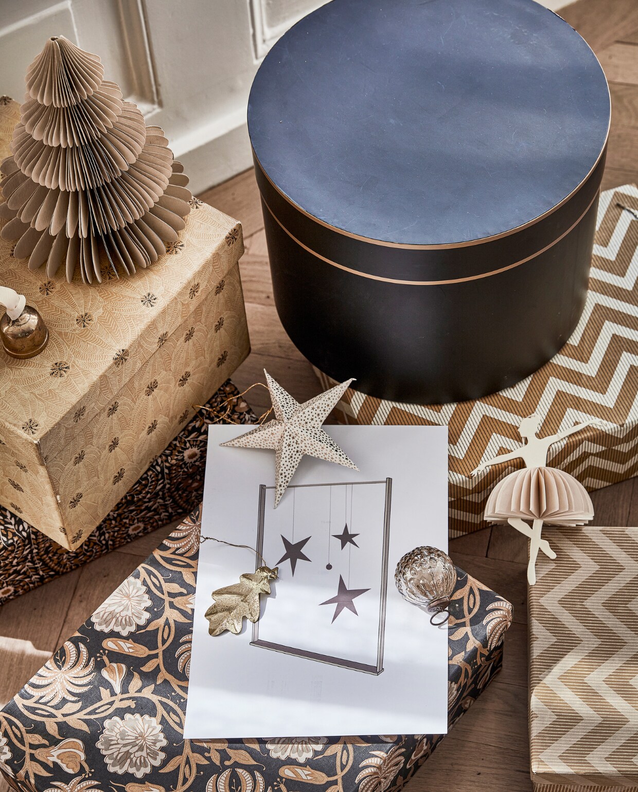 Kerstdecoratie Bungalow Denmark (bungalow.dk). Overig privébezit. vtwonen 2022-13 | styling Kim van Rossenberg | fotografie Peggy Janssen