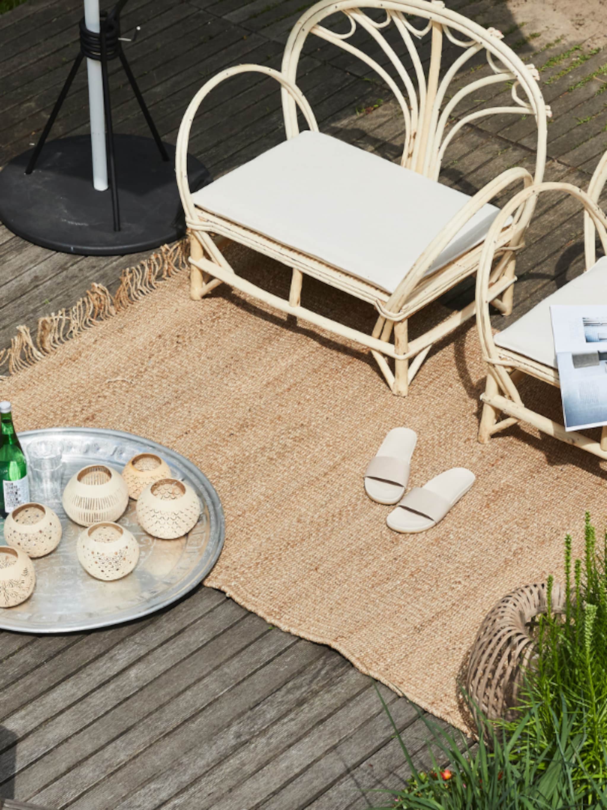 zo voorkom je dat een houten terras of vlonder gevaarlijk glad wordt