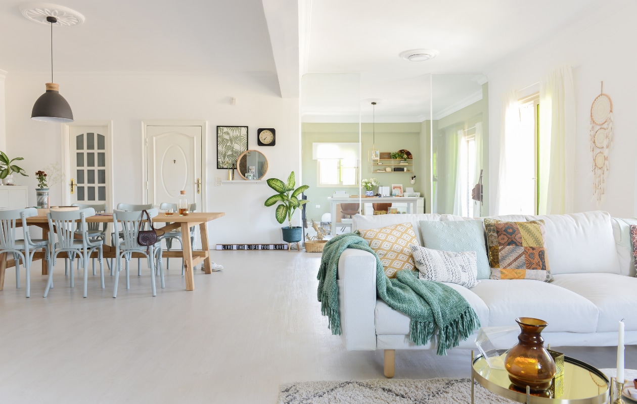 Bank Ikea, bijzettafels, stoelen  en lightbox Zuiver, messing vaasje en gele kussen Inca &amp; Co, plaid, kussen met franjes en vlinderstoel Magaloon, vloerkleed, draadlampen en dienblad Karwei, vaas handgemaakt, mand Handed By, kandelaar, sprei en roze kussen Fest Amsterdam, kleur op de muren Minty Breeze van Jotun, barkrukken in kleur Oxford River van Jotun, tafel en opbergdozen IKEA, bluetooth speaker The Retro Family, karaf Olla, planthouder Up van Handed By, magazine bag Uashmama Cubiwood boxes Ta'or, Cubo hanglamp van Dutchbone, behang Piet Hein Eek. Overig privébezit. vtwonen blogazine 09-2017 | styling &amp; fotografie Souraya Hassan
