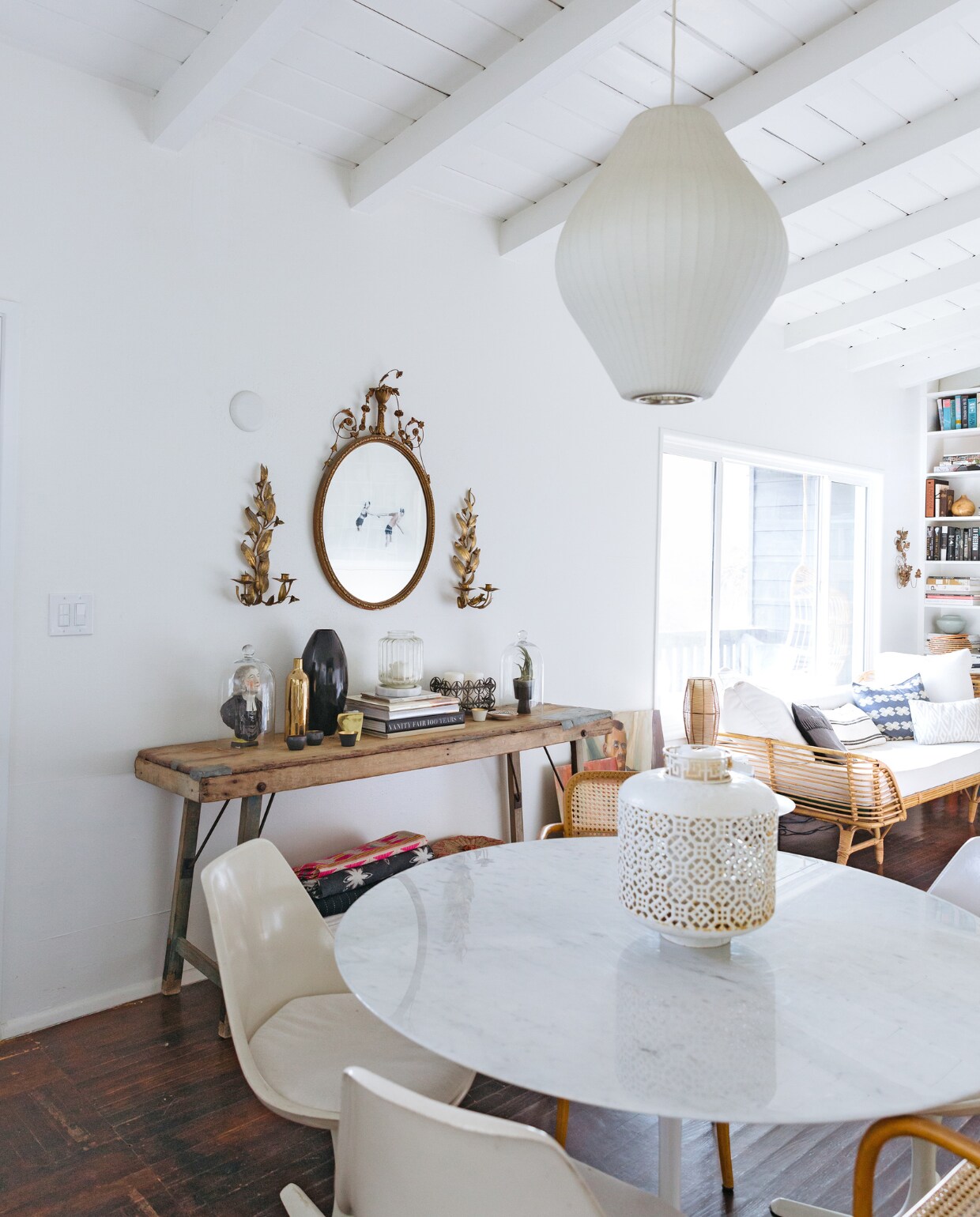 Eettafel met marmeren blad van Yliving. Vintage stoelen van Eero Saarinen voor Knoll, daarnaast staan Thonet stoelen. Lamp Bubble van George Nelson. De spiegel komt uit de inventaris van Urban Outfitters. Sidetable van Anthropology. Overig privébezit. vtwonen blogazine 09-2017 | styling Victoria Smith | fotografie onahazymorning.com
