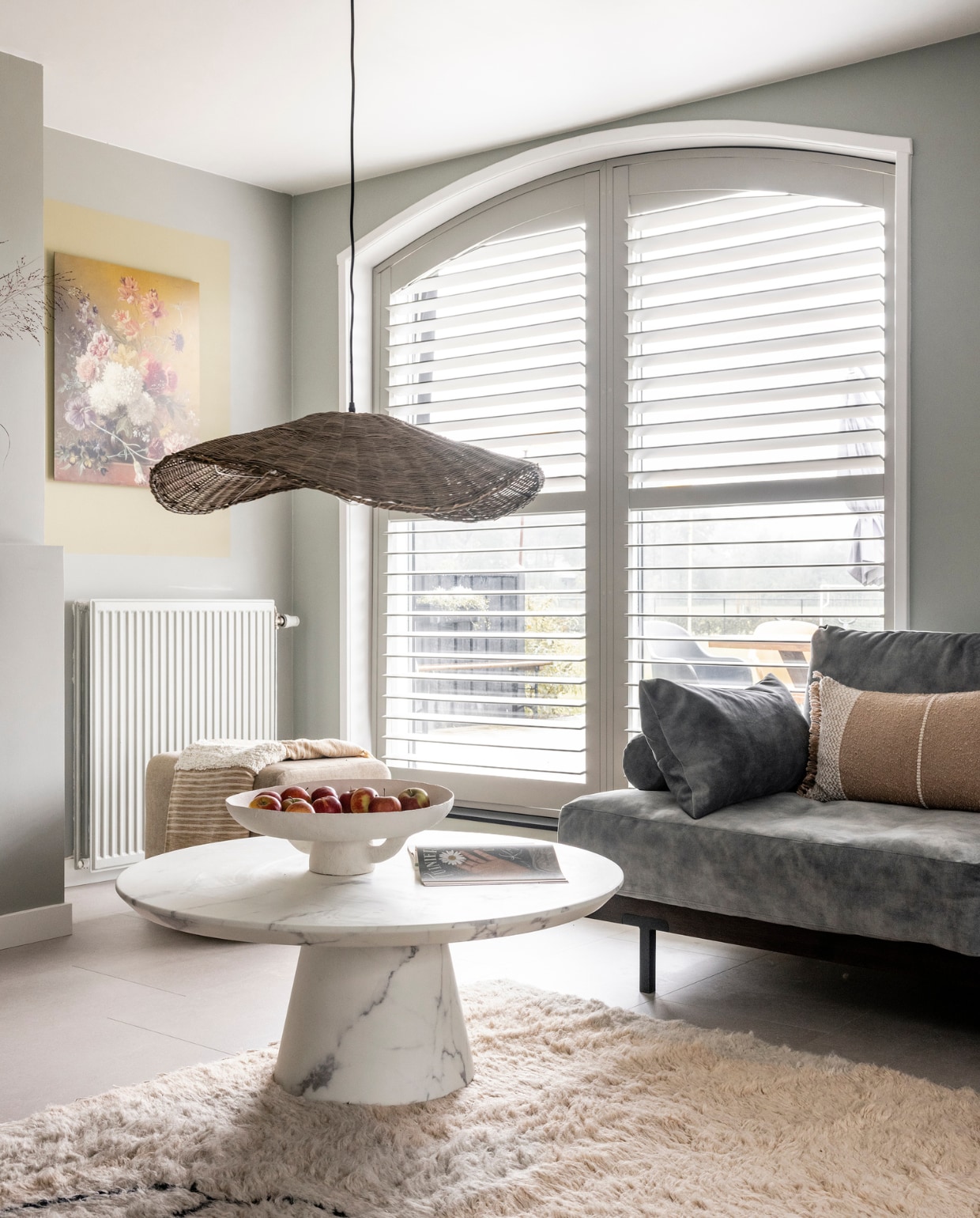 Verf muren Airy Foliage Flexa, bij de schouw Saliegroen Flexa. Geel kleurvlak Wild Wonder Flexa. Op maat gemaakte shutters in de kleur grey white Jasno. Kunstwerk Stilleven met bloemen in een vaas, Georgius Jacobus Johannes van Os Werk aan de Muur. Vloer Ustica Cera touch 50 cera 0272 B Woninginrichting-Aanhuis.nl. Hanglamp Pop van Bloomingville, Marmerlook salontafel Disc vtwonen. Banken Pacha Eijerkamp. Vloerkleed E la nave va Zakaria Rugs. Weer verliefd op je huis aflevering 8 seizoen 17 | styling Frans Uyterlinde | fotografie Sonja Velda
