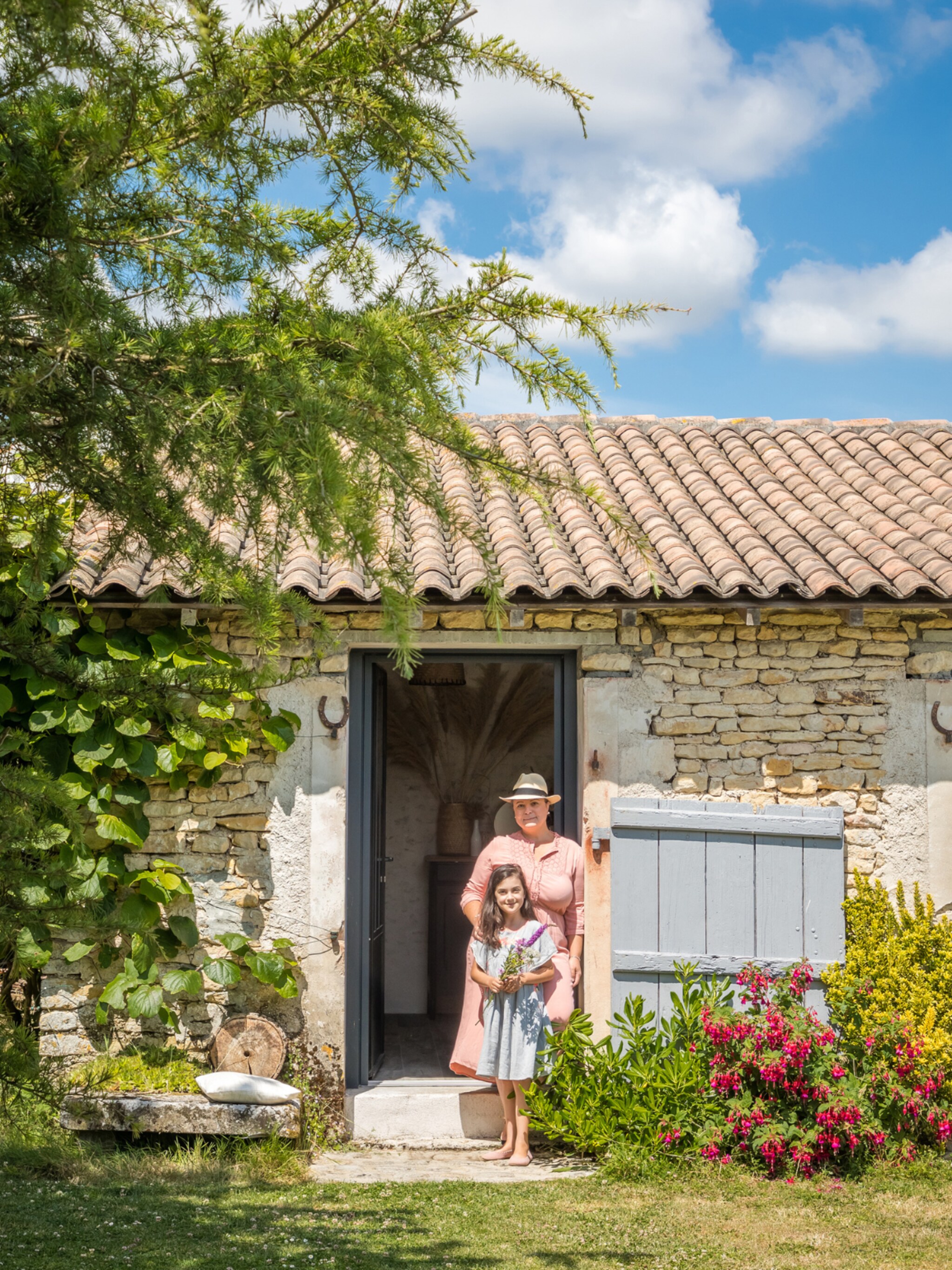 binnenkijken in een oud huis in frankrijk in de paardenstal zit nu mijn atelier