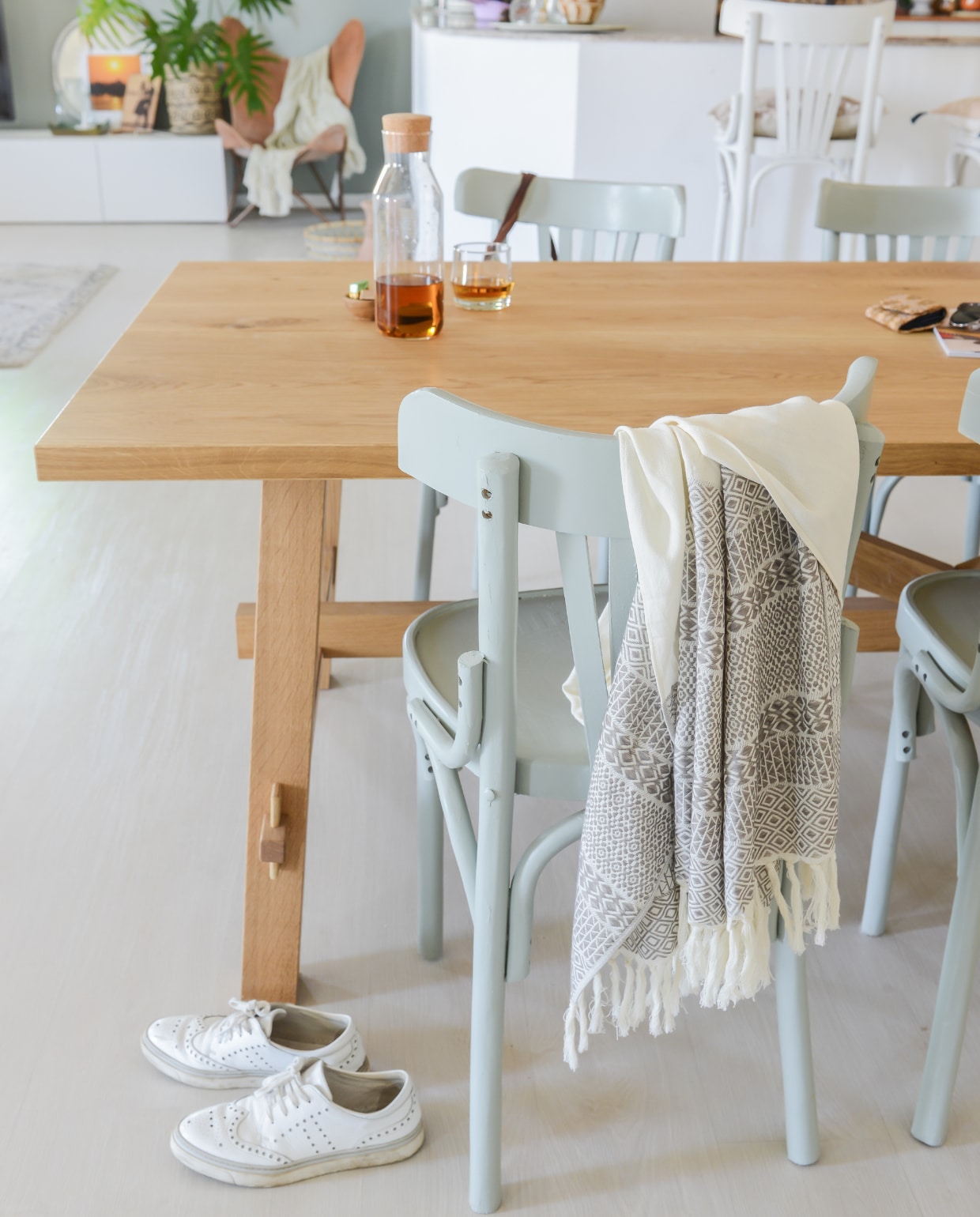 De tafel is van Ikea. De typische Egyptische stoelen hebben Souraya en Mahmoud geschilderd in dezelfde kleur als de muur: Minty Breeze van Jotun. Overig privébezit. vtwonen blogazine 09-2017 | styling &amp; fotografie Souraya Hassan