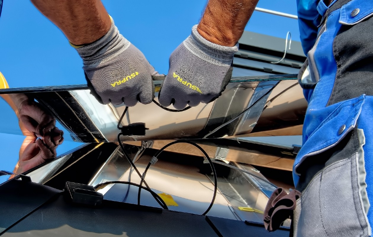 De installatiekosten van dakpan zonnepanelen liggen een stuk hoger dan van traditionele zonnepanelen. Unsplash