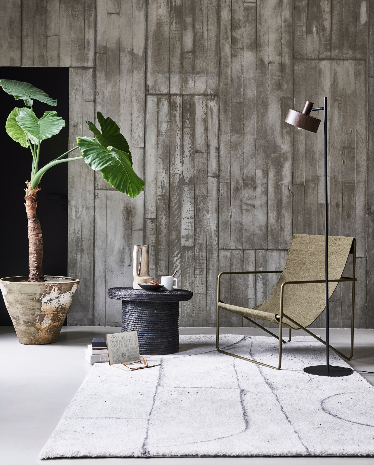 Metalen vloerlamp Woody, 28x43x160 cm (lxbxh), exclusief lichtbron, vloerkleed Abstract in crème vtwonen.nl, salontafel en vaas couleurlocale.eu, fauteuil Desert van Ferm Living vtwonen.nl. Overig privébezit. vtwonen 11-2021 | styling marlies Does | fotografie Bart Brussee
