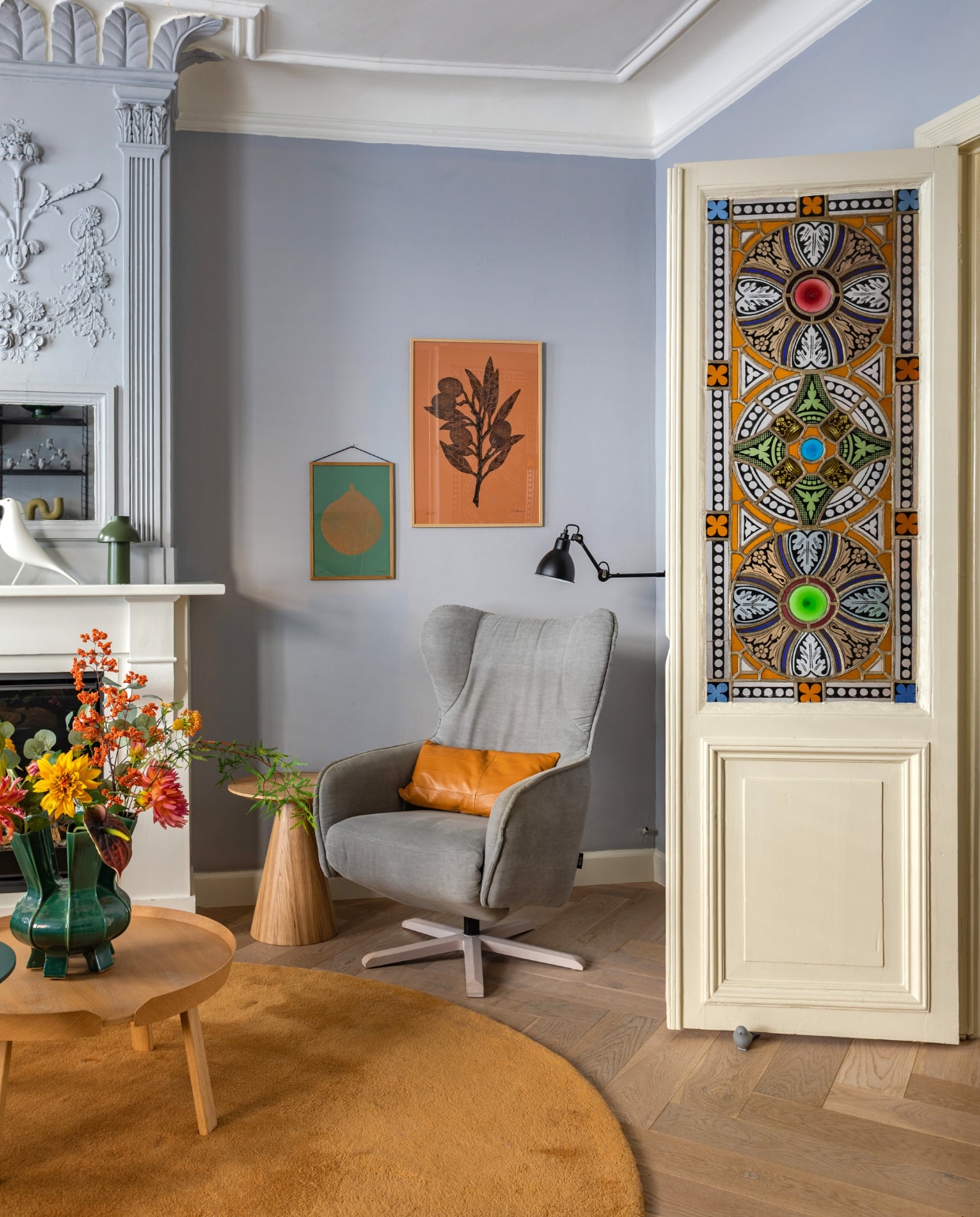 Muurverf Beton van Flexa. Houten visgraatvloer vtwonen. Fauteuil Prominent. Leren kussen en vloerkleed Aytm. Bijzettafel Kwantum, salontafel Muuto, vaas Polspotten. Vogel Vitra, tafellamp Hay. Ingelijste prints Monika Petersen. Vloerlamp Lampe Gras van Dcw ditions. vtwonen special binnenkijken 12-2023 | productie Cocofeatures | fotografie Anne den Haan