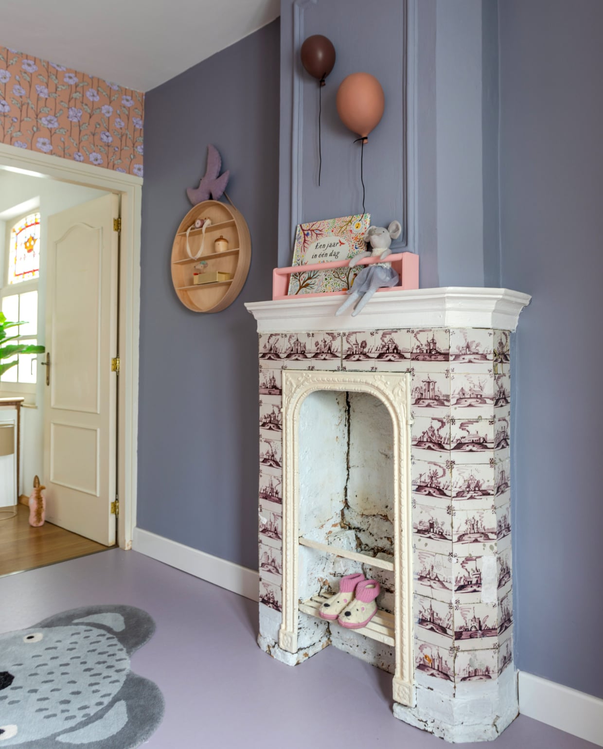 Muurverf Powder Blush van Lab Paint. Schouw met tegels origineel. Vloer Forbo. Vloerkleed Oyoy Living Design. Wandkast Ferm Living, ballonnen ByOn, roze rek H&amp;M Home. Sloffen Aldi. Overig onbekend. vtwonen special binnenkijken 12-2023 | productie Cocofeatures | fotografie Anne den Haan