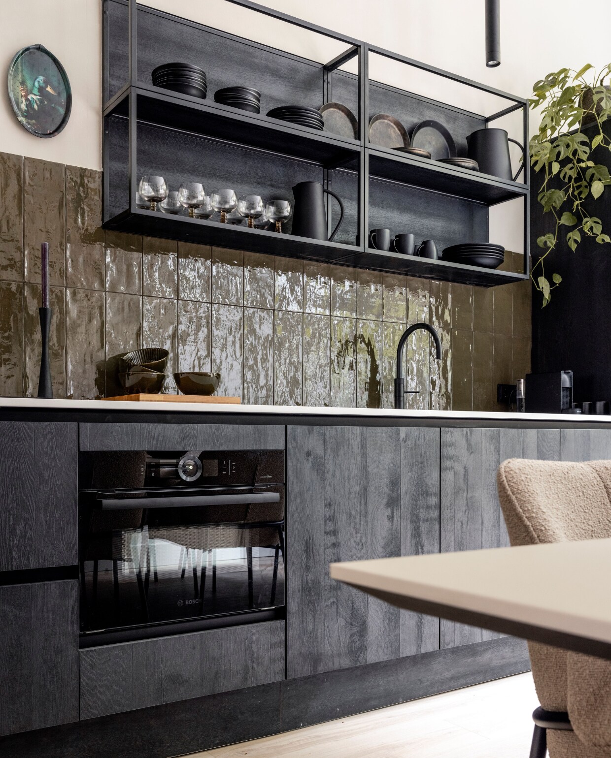 Verf muur boven het aanrecht Sandy Beach Flexa. Elektrisch bedienbare rolgordijnen Cera 7378 van Luxaflex Woninginrichting-Aanhuis.nl. Keukenlampen van Karizma Luce Bedrijfsverlichting.nl. vtwonen tegels by Douglas &amp; Jones Mediterranea Camouflage Glans 13,2×40 cm Douglas &amp; Jones. vtwonen keuken met composiet blad strato grey Mandemakers. Inductiekookplaat met afzuiging Serie 6 Bosch. Compacte oven met magnetron Serie 8 carbon black Bosch. Volledig geïntegreerde vaatwasser XXL 2169 Serie 8 Bosch. Ovalen dienblad Achille Ibride. Borden vtwonen. Vaas met handvat vtwonen. Wijnglazen Swirl vtwonen. Mokken vtwonen. Overig privébezit. Weer verliefd op je huis seizoen 17 aflevering 5 | styling Frans Uyterlinde | fotografie Sonja Velda