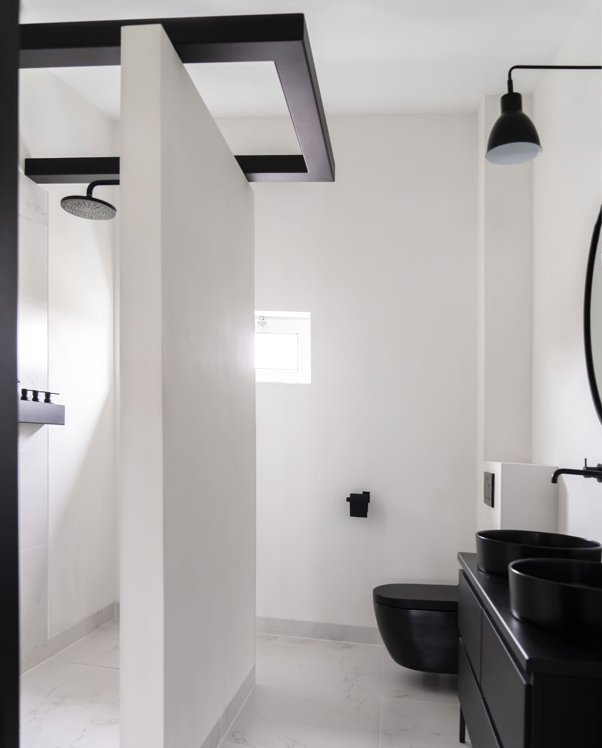 Douchekraan Hotbath, zwart toiletpapier Renova, wandopberger Nichba, badkamermeubel samengesteld uit kast en waskommen van Badkamerwarenhuis en stalen frame van lijn M, wandlamp Loods 5, toilet Bocchi. vtwonen 12-2023 | styling &amp; fotografie Manieke Versluis