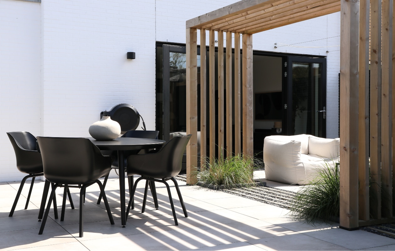 Tafel en stoelen Hartman, vaas H&amp;M home, fauiteuil Bryck. vtwonen 12-2023 | styling &amp; fotografie Manieke Versluis
