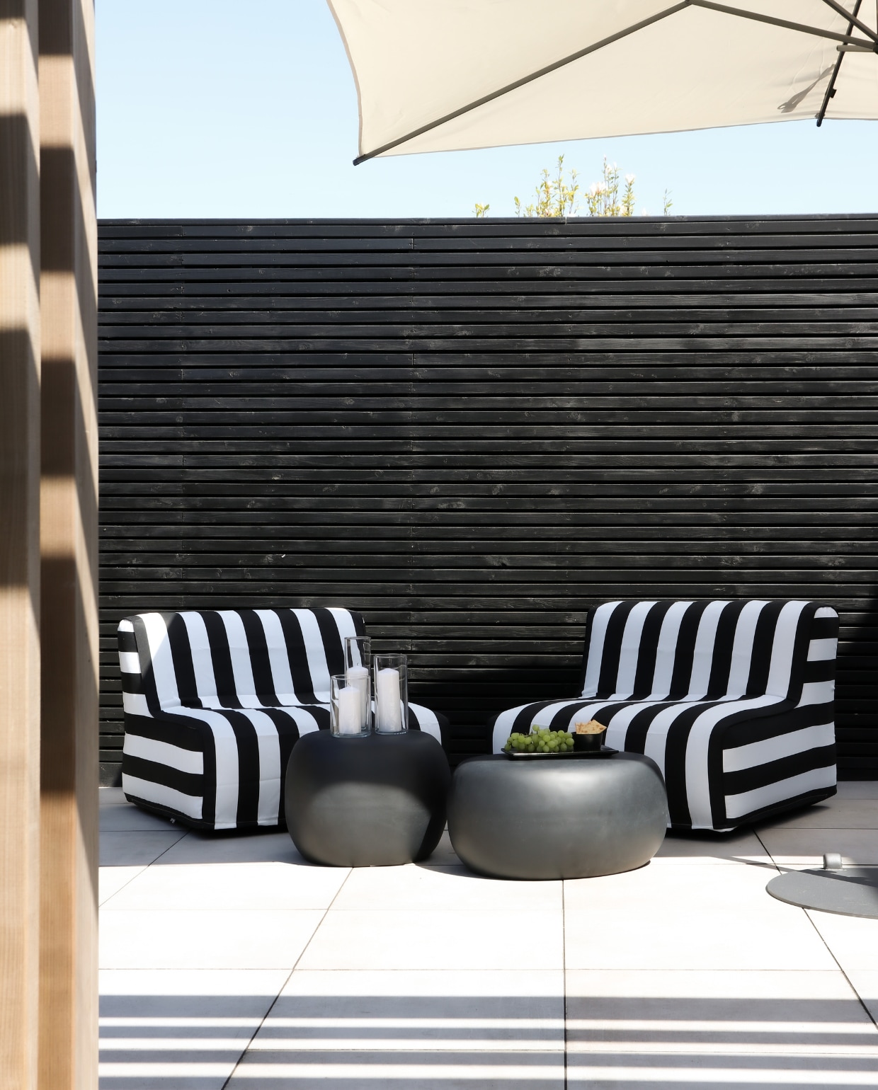 Fauteuils Sit on air en bijzettafels Pebble van vtwonen. vtwonen 12-2023 | styling &amp; fotografie Manieke Versluis