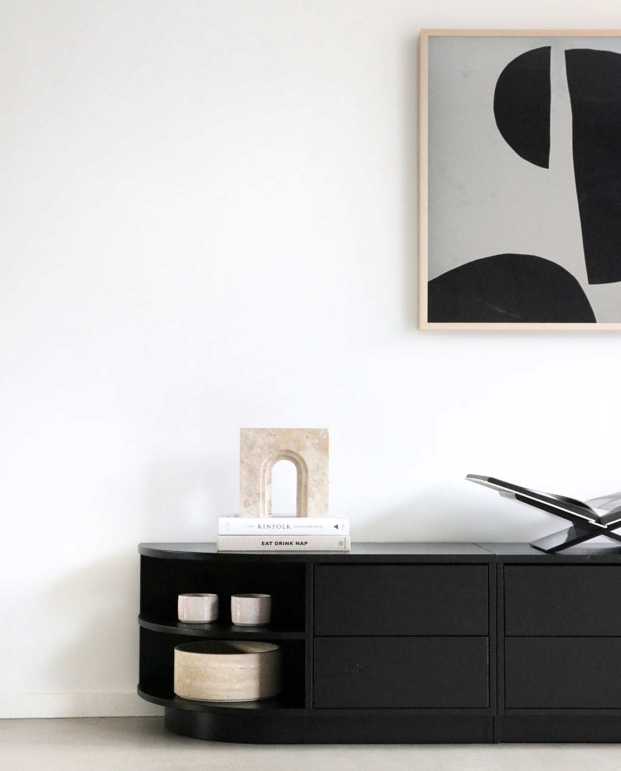 Televisie Samsung, travertine object ‘Archus’ en schalen van Stoned Amsterdam, keramiek Creatrice Ceramics, tv-meubel Finca van Woood. Overig onbekend. vtwonen 12-2023 | styling &amp; fotografie Manieke Versluis
