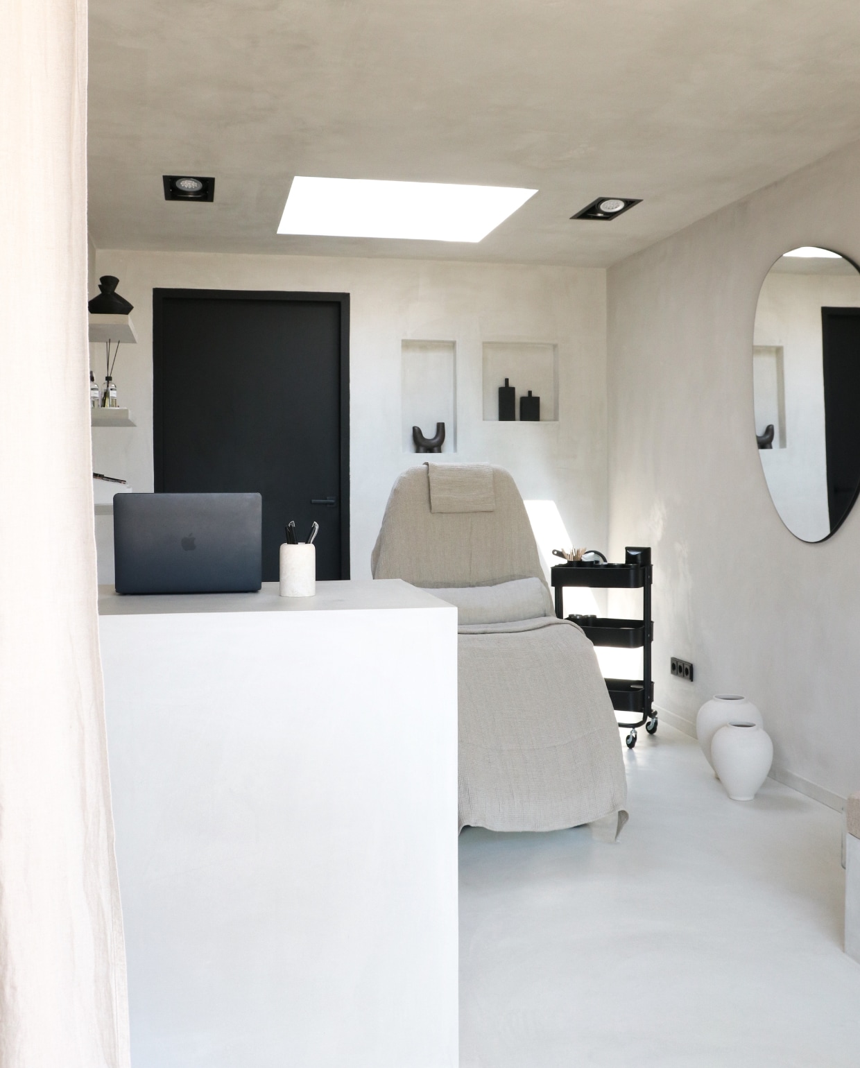 Stucwerk lichtgrijs/creme door Jolie Interieur, spiegel Zara home. Overig onbekend. vtwonen 12-2023 | styling &amp; fotografie Manieke Versluis