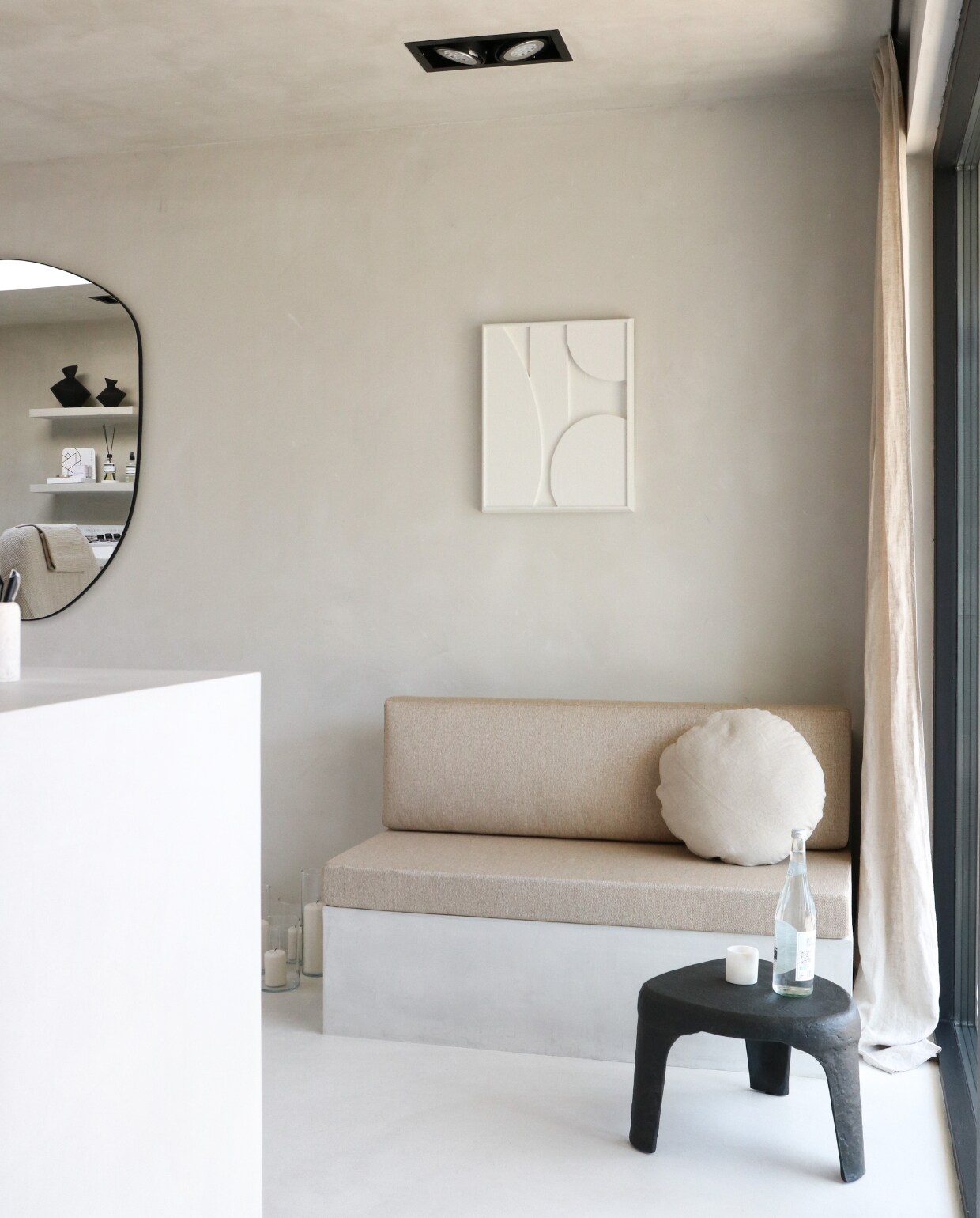 Stucwerk lichtgrijs/creme door Jolie Interieur, spiegel Zara home, kaarsen Ikea, bijzettafel en gordijnen H&amp;M home, kussen Kave home. Overig onbekend. vtwonen 12-2023 | styling &amp; fotografie Manieke Versluis