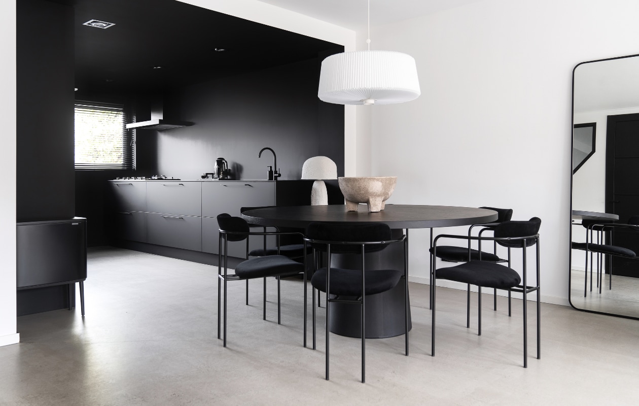 Eettafel en hanglamp Pli Pliss van Moooi, schaal Housewolf, eetkamerstoelen Ivy van Woood, papier-mach tafellamp van H&amp;M Home. Overig onbekend. vtwonen 2023-12 | fotografie Lotte van Uittert