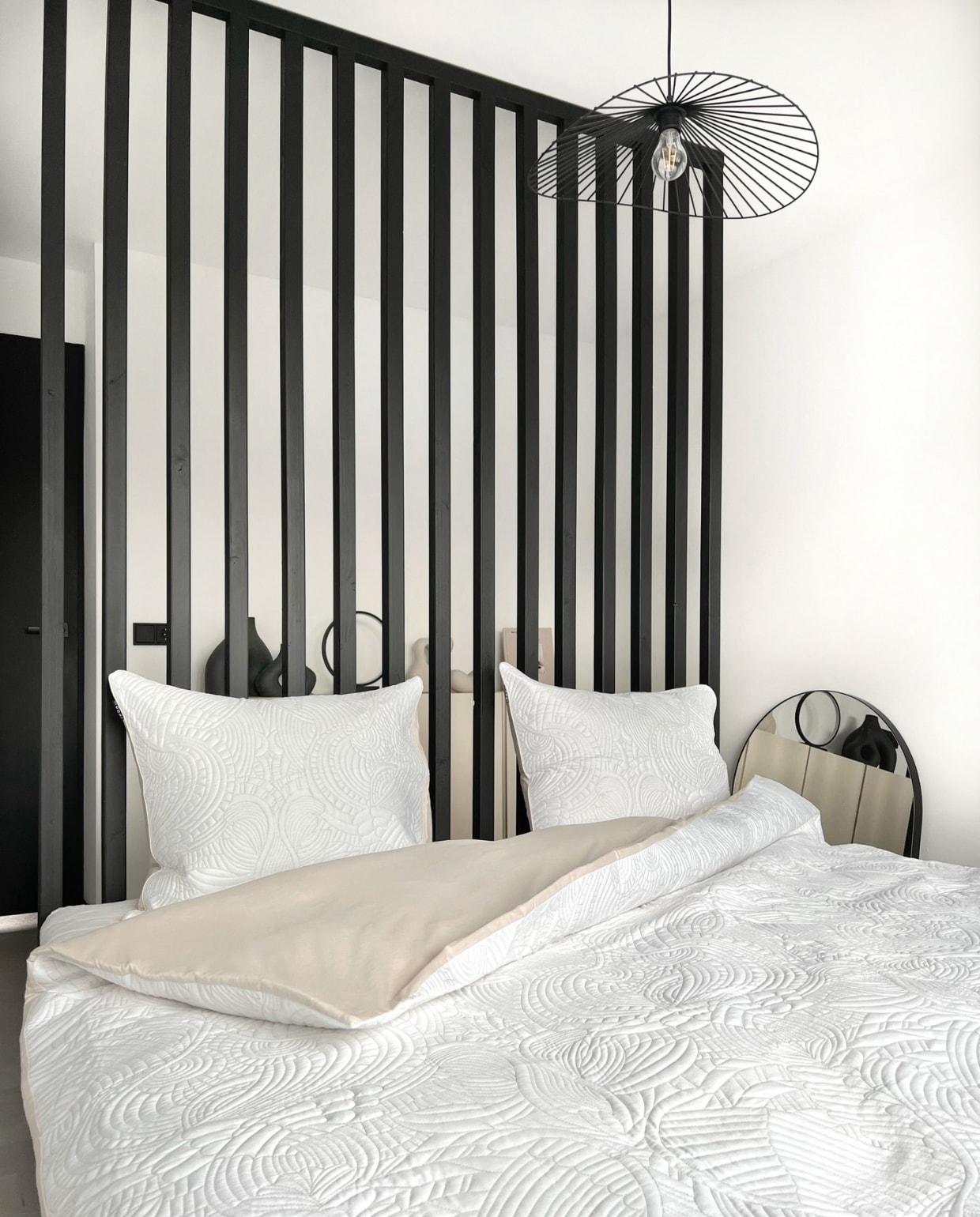 Houten bedframe zelfgemaakt, dekbedovertrek Moooi, hanglamp Westwing. Overig onbekend. vtwonen 12-2023 | styling &amp; fotografie Manieke Versluis