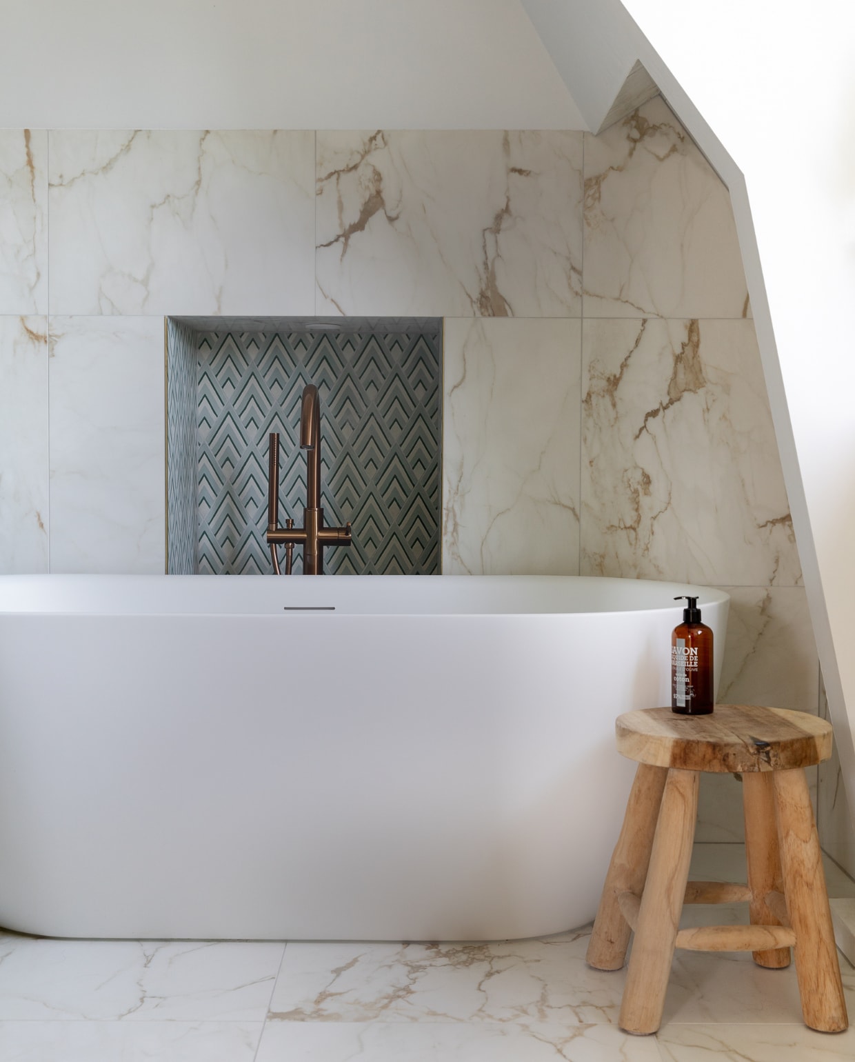 Tegels met patroon Popham Design, marmeren tegels Intercodam, bad Amalia van Njoy, kraan Copper Edition van Brauer, kruk Nijhof. vtwonen 02-2023 | styling Ilona Jongepier | fotografie Dana van Leeuwen