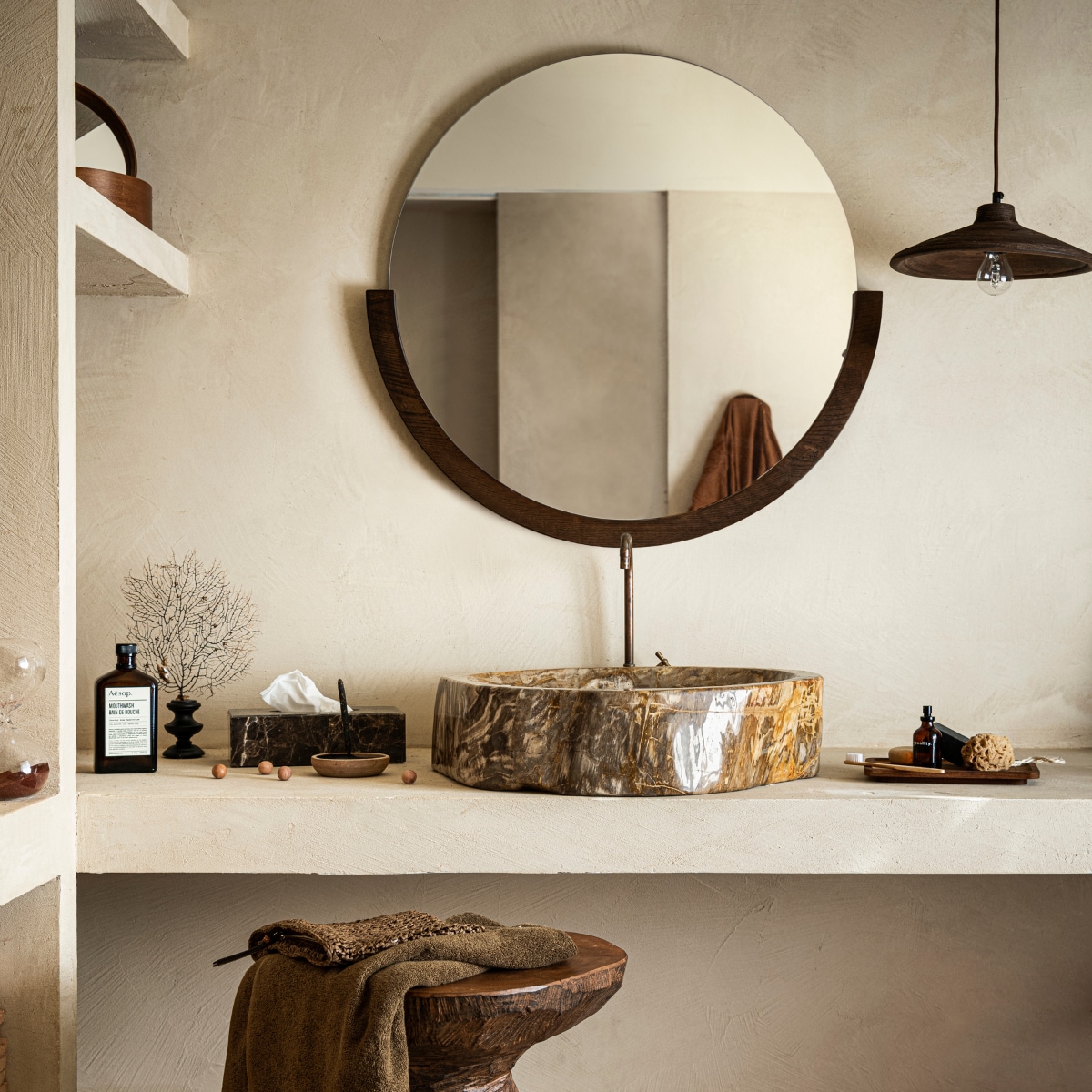 Zandloper € 22,99, handdoek met witte bies € 12,99, houten hanglamp € 99,99 (sissy-boy.com). Houten kruk € 325,-, koraal op voet € 130,- (allestedlund.com). Toilettas € 19,99, houten bord € 24,99 (zarahome.com). Marmeren tissuehouder van Aquanova € 54,90, spiegel van Umbra € 126,05 (vtwonen.nl). Keramieken wierrookhouder € 33,90, vloerkleed € 79,90, zeep, per stuk vanaf € 14,90 (letoile.store). Waskom van versteend hout, vanaf € 425,- (unik-living.com). Koperen kraan, prijs op aanvraag (com-anders.nl). Overig privébezit. vtwonen 11-2021 | styling Danielle Verheul | fotografie Sjoerd Eickmans | m.m.v. Soekijad (vloer) | assistentie Sanne Ketelaar, Niels Kist, Kula van den Broek