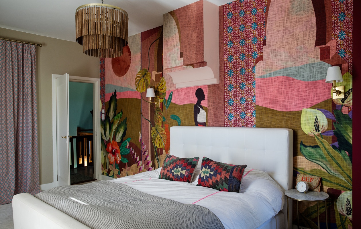 Behang Les Mystères de Madagascar van Arte, kussens Trove, dekbedovertrek Vandyck, wandlampen Hudson Valley Lighting, gordijnen GP &amp; J Baker, vloerbedekking Cunera. Overig onbekend. vtwonen 02-2023 | styling Ilona Jongepier | fotografie Dana van Leeuwen