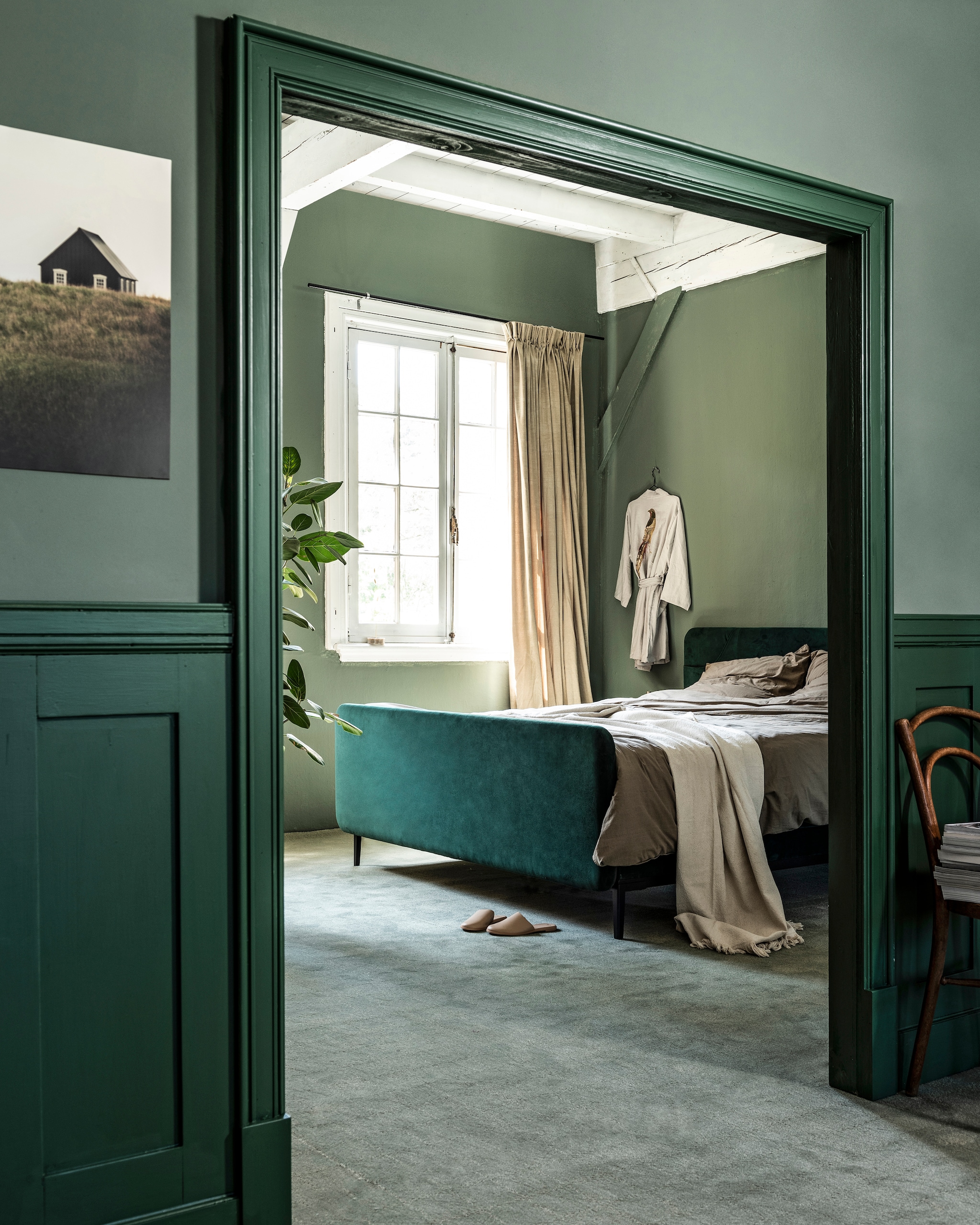 vtwonen collectie (Boxspring Basil in stof Glory kleur Bottle Green, met voetbord, 180x120 cm). vtwonen.nl (beddengoed van vtwonen, tapijt Padded Moss van vtwonen), karwei.nl (muurverf Army Green van vtwonen, op deur lakverf Moss van vtwonen), ikea.nl (plaid), hammam34.com (badjas), hm.com (leren slippers). Overig privébezit. vtwonen 13-2020 | styling Marlies Does, Kim van Rossenberg | fotografie Sjoerd Eickmans, Peggy Janssen