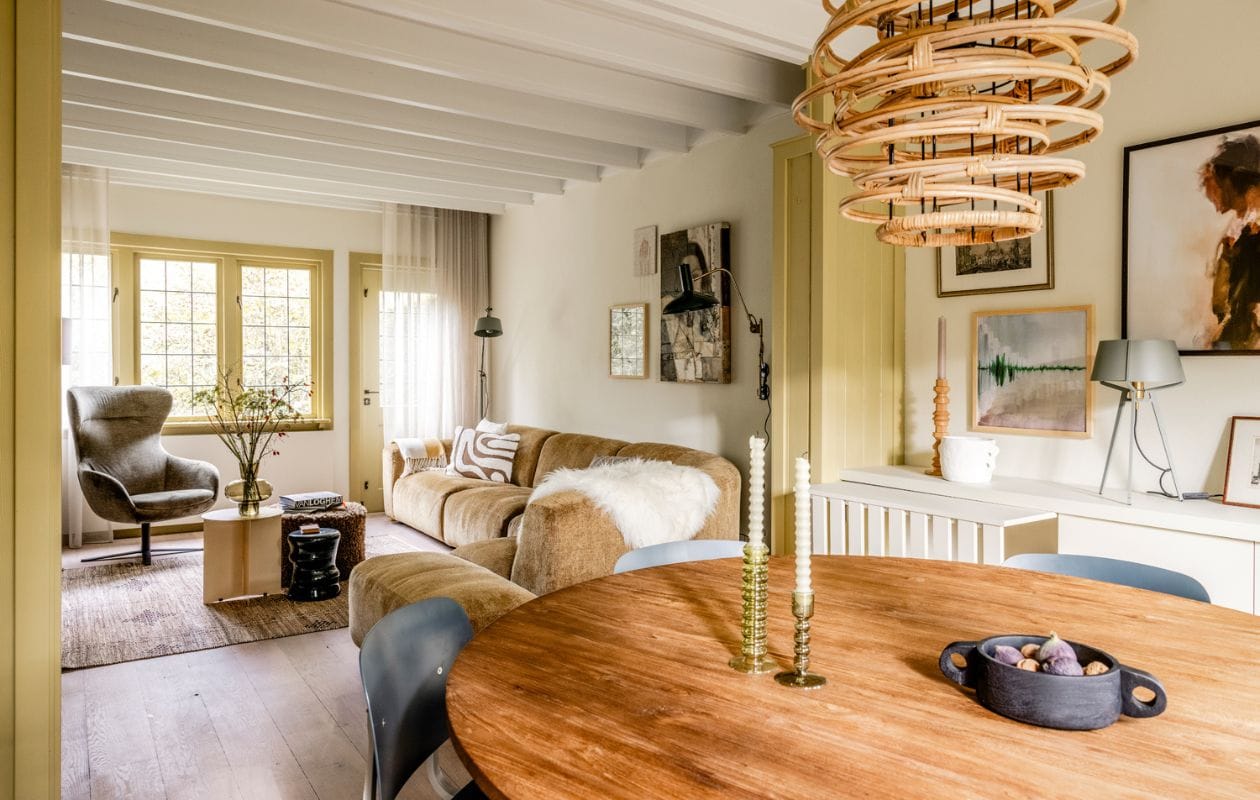 Een laagplafond en toch graag een hanglamp? Hang er een boven de eettafel, zo stoot je niet je hoofd. Weer verliefd op je huis aflevering 9 seizoen 19 | styling Fietje Bruijn | fotografie Sonja Velda
