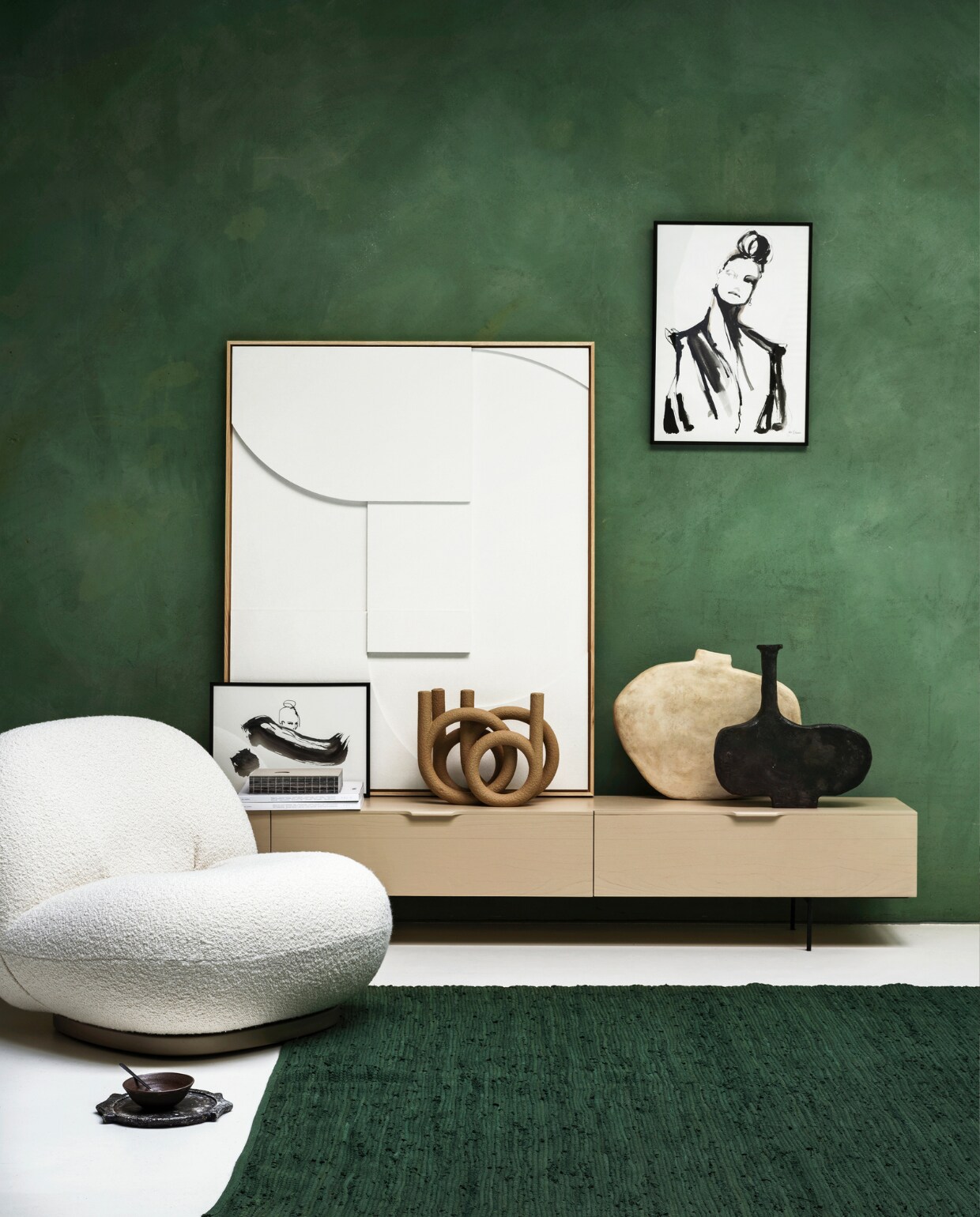 Wollen fauteuil van Gubi, dressoir van HKliving, 167x30x36 cm (bxdxh)-, witte reliëfkunst van HKliving, zandkleurige kandelaar van Pt, zwarte theelepel van vtwonen, per 6 (vtwonen.nl). Groen katoenen vloerkleed, 170x240 cm (loods5.nl). Zwart-witte kunstwerken van Sella Molenaar (thewhitedoorstudio.nl). Vazen van Willem van Hooff (willemvanhooff.com). Zwarte kom van HKliving (hkliving.nl). Kalkverf Lagune (cartecolori-dialma.nl). Overig privébezit. vtwonen 01-2021 | styling Marianne Luning | fotografie Stan Koolen
