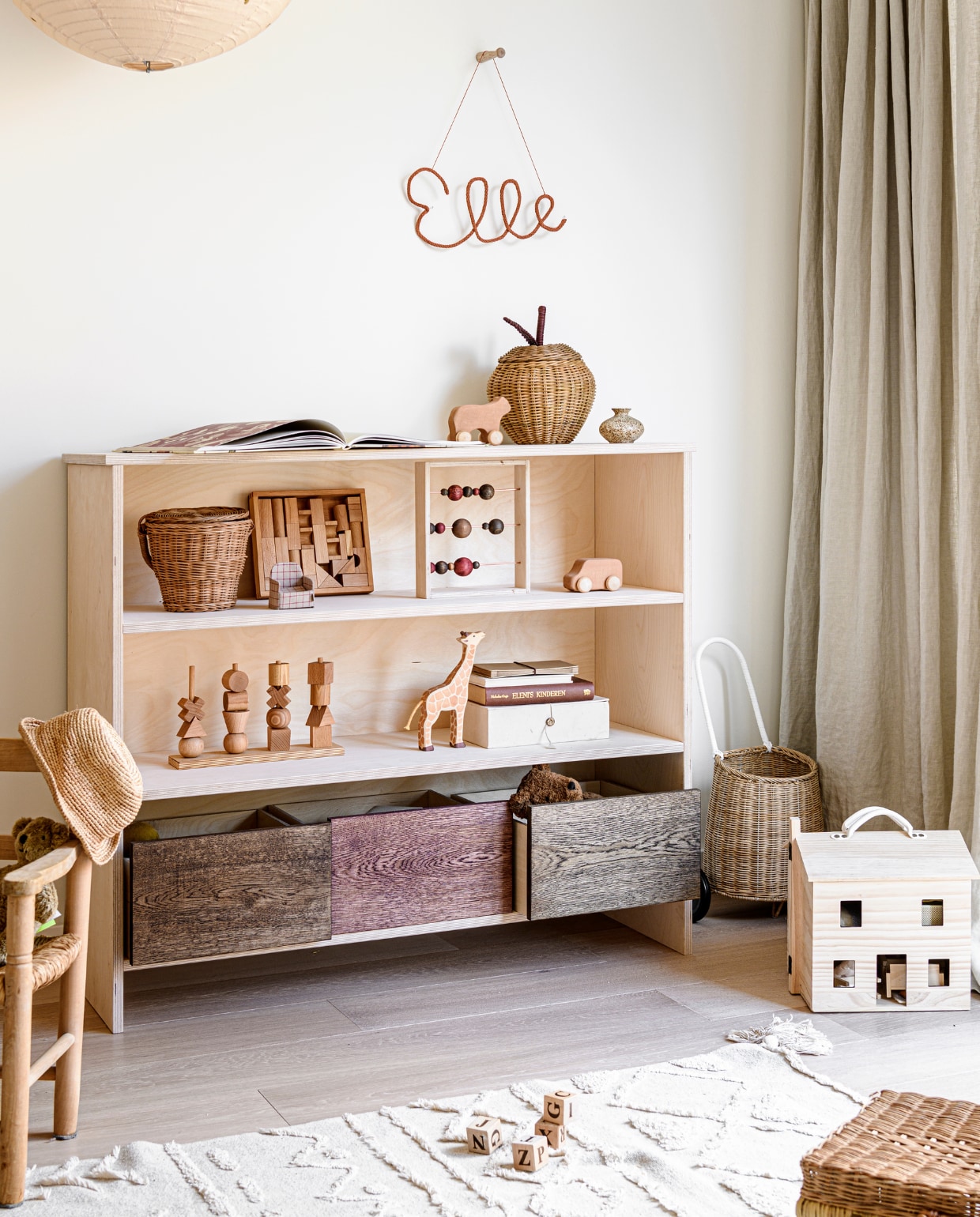 Knuffelbeer Floppy van Senger, houten stacking toy van Wooden Story, gevlochten mand op wielen van Olli Ella, houten poppenhuis Holdie van Olli Ella (archive-store.nl). Stoffen lampenkap met citroenprint van Konges Sløjd, 55x45 cm (Øxh), gevlochten mand Apple van Ferm Living (lidor.nl). Gevlochten mand met hengsel van Olli Ella (grasonderjevoeten.nl). Geruit mini-stoeltje van Maileg (fishonthemoon.com). Houten speelgoed op wielen van Raduga Grez, beer, auto (repose-ams.com). Blokkenset van Wooden Story, giraf van Holztiger (reigerenderaaf.nl). Papieren doos (suhka.nl). Telraam DIY-idee. Overig privébezit. vtwonen special DIY 03 | ontwerp &amp; styling Kim van Rossenberg | fotografie Sjoerd Eickmans